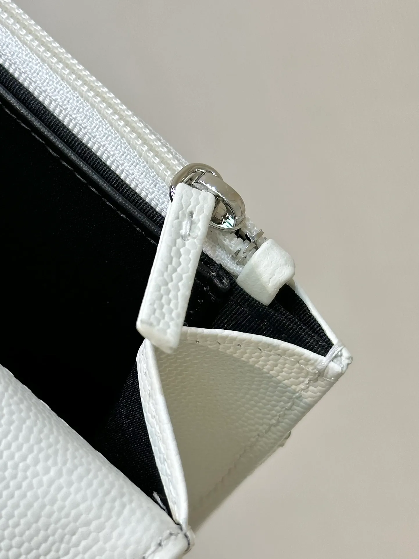 The 81059 bag may look small, but its capacity cannot be underestimated. Items such as lipstick, makeup powder, and mobile phones can be easily placed in it!