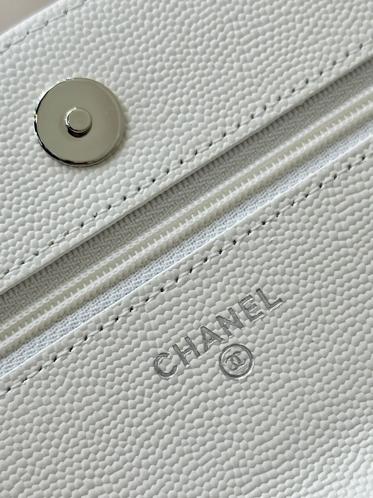 The 81059 bag may look small, but its capacity cannot be underestimated. Items such as lipstick, makeup powder, and mobile phones can be easily placed in it!