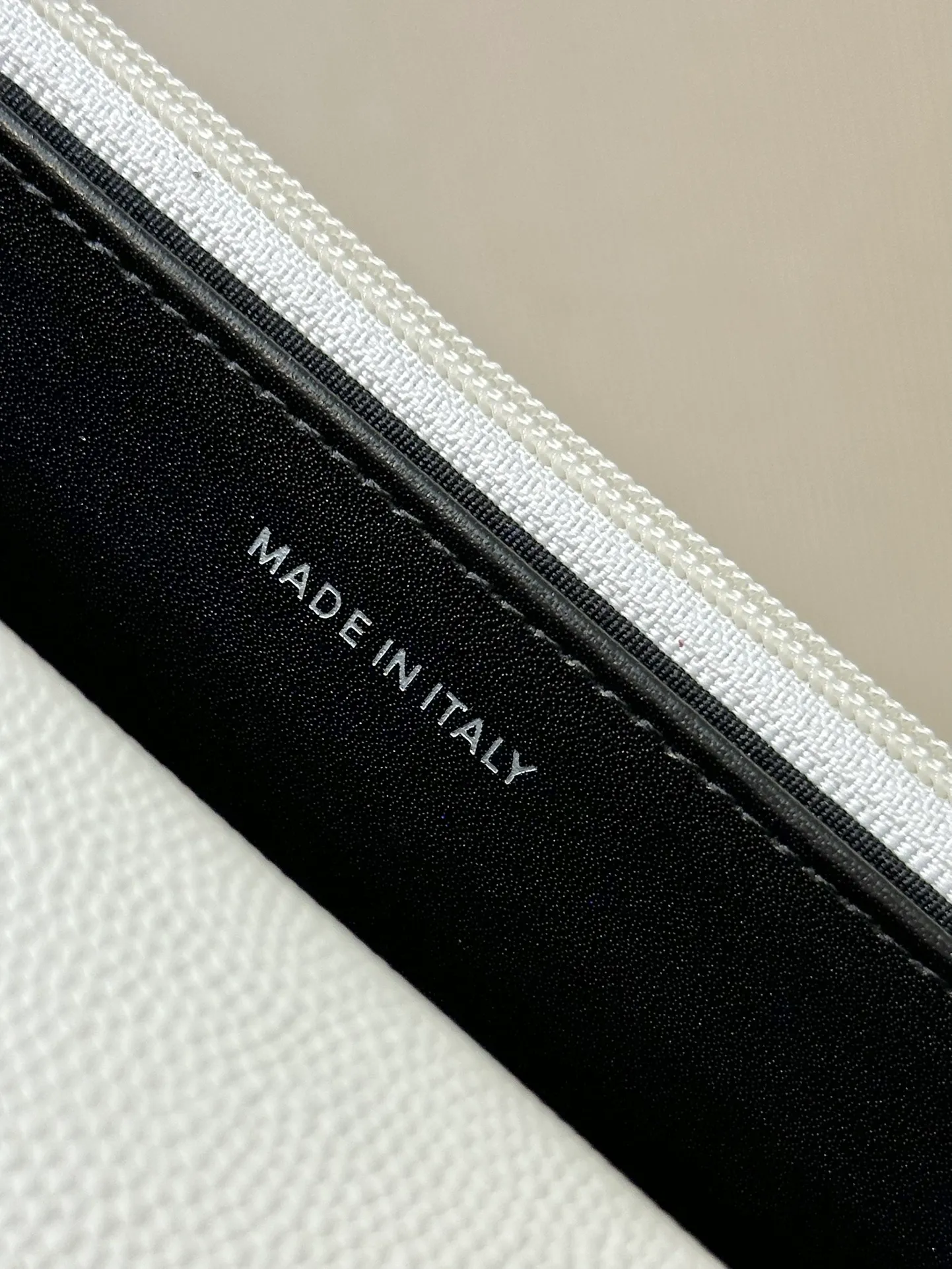 The 81059 bag may look small, but its capacity cannot be underestimated. Items such as lipstick, makeup powder, and mobile phones can be easily placed in it!