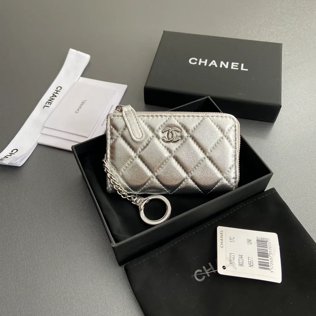 [Special grade hardware original leather] 💰320 Xiaoxiang small zipper bag card holder series Hook chain quilted card holder with iconic metal logo Silver tone metal hardware, special Italian imported leather 1 card slot wallet bag, 1 hook chain Number: 0221 Silver Sheep Silver Size: w11.5×h7.5×1.5cm