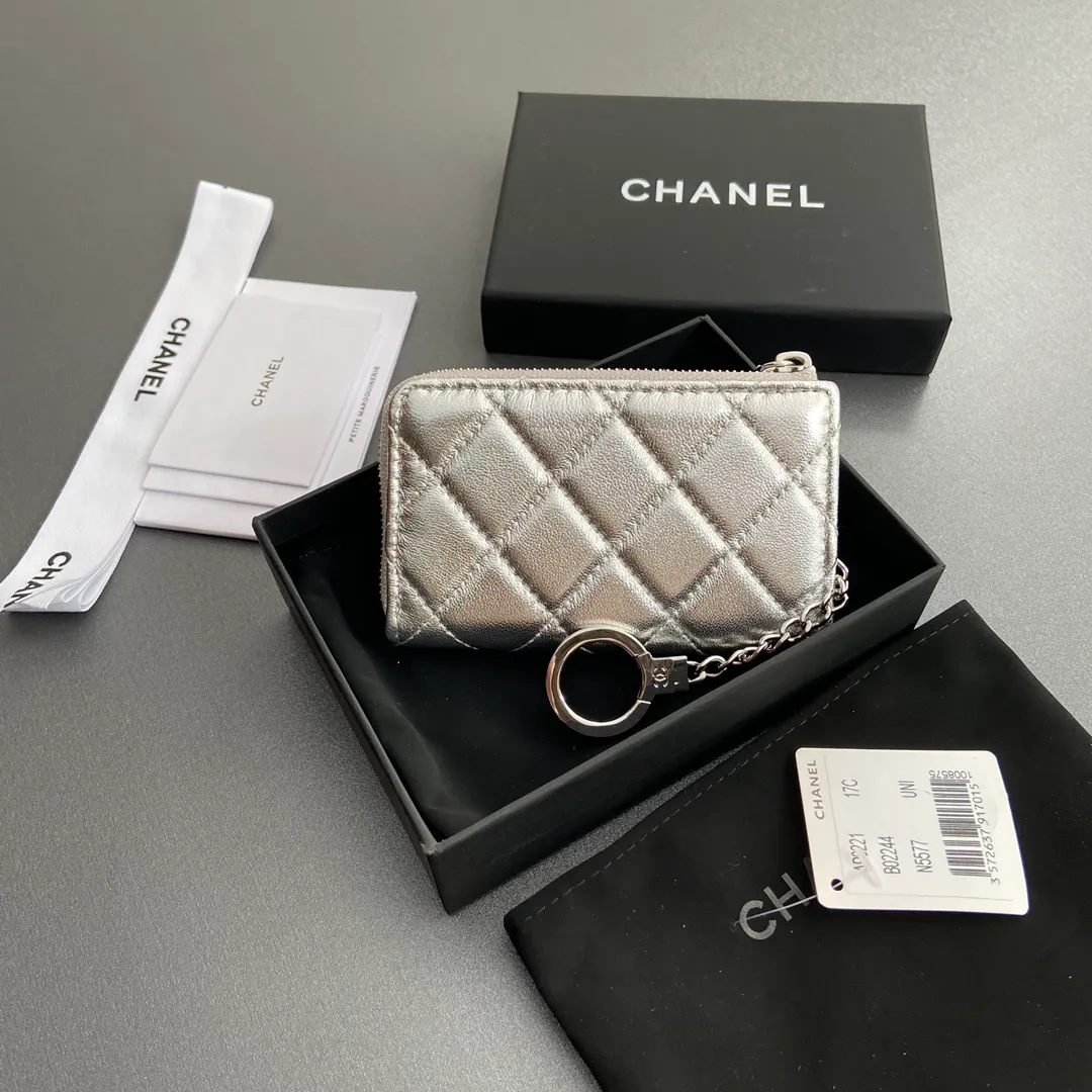 [Special grade hardware original leather] 💰320 Xiaoxiang small zipper bag card holder series Hook chain quilted card holder with iconic metal logo Silver tone metal hardware, special Italian imported leather 1 card slot wallet bag, 1 hook chain Number: 0221 Silver Sheep Silver Size: w11.5×h7.5×1.5cm