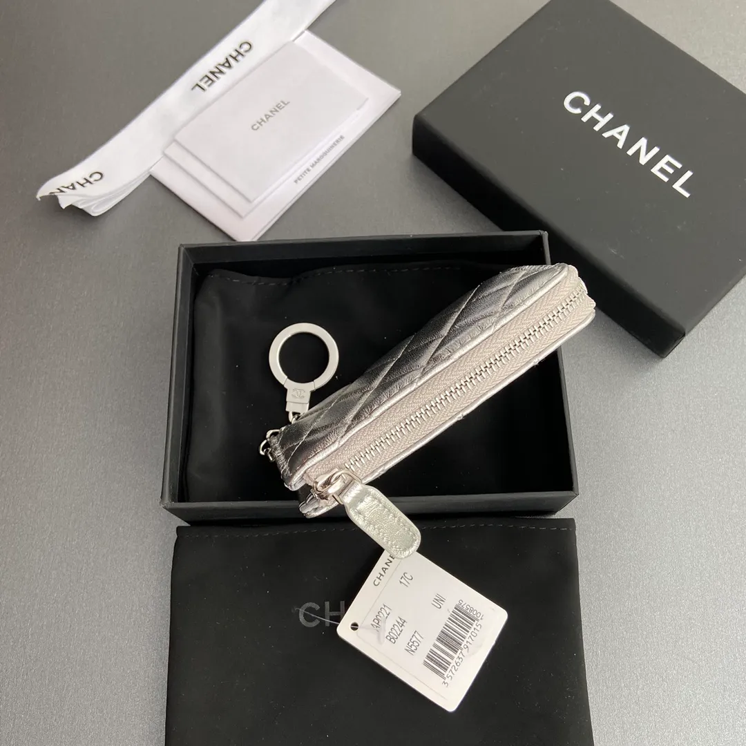 [Special grade hardware original leather] 💰320 Xiaoxiang small zipper bag card holder series Hook chain quilted card holder with iconic metal logo Silver tone metal hardware, special Italian imported leather 1 card slot wallet bag, 1 hook chain Number: 0221 Silver Sheep Silver Size: w11.5×h7.5×1.5cm