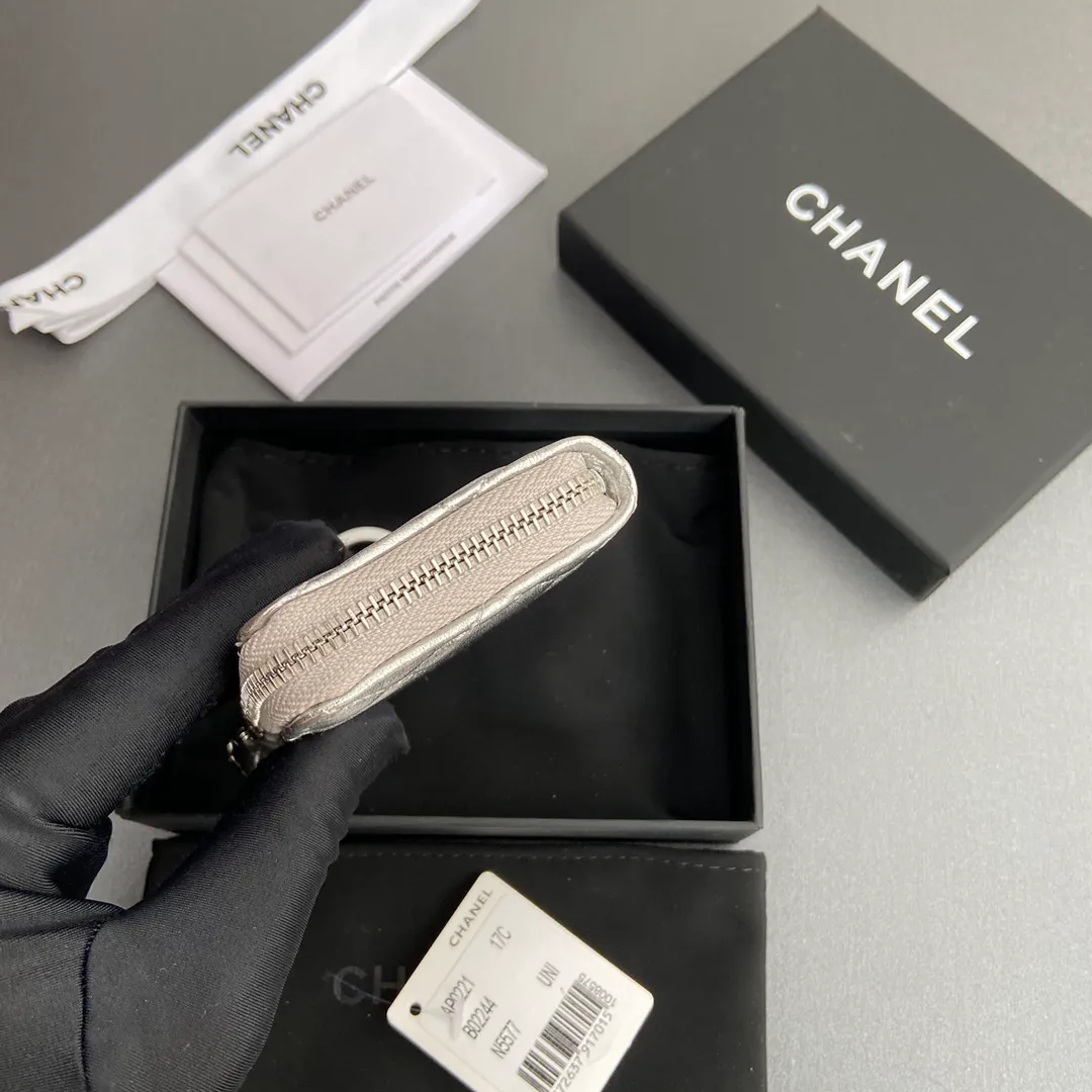 [Special grade hardware original leather] 💰320 Xiaoxiang small zipper bag card holder series Hook chain quilted card holder with iconic metal logo Silver tone metal hardware, special Italian imported leather 1 card slot wallet bag, 1 hook chain Number: 0221 Silver Sheep Silver Size: w11.5×h7.5×1.5cm