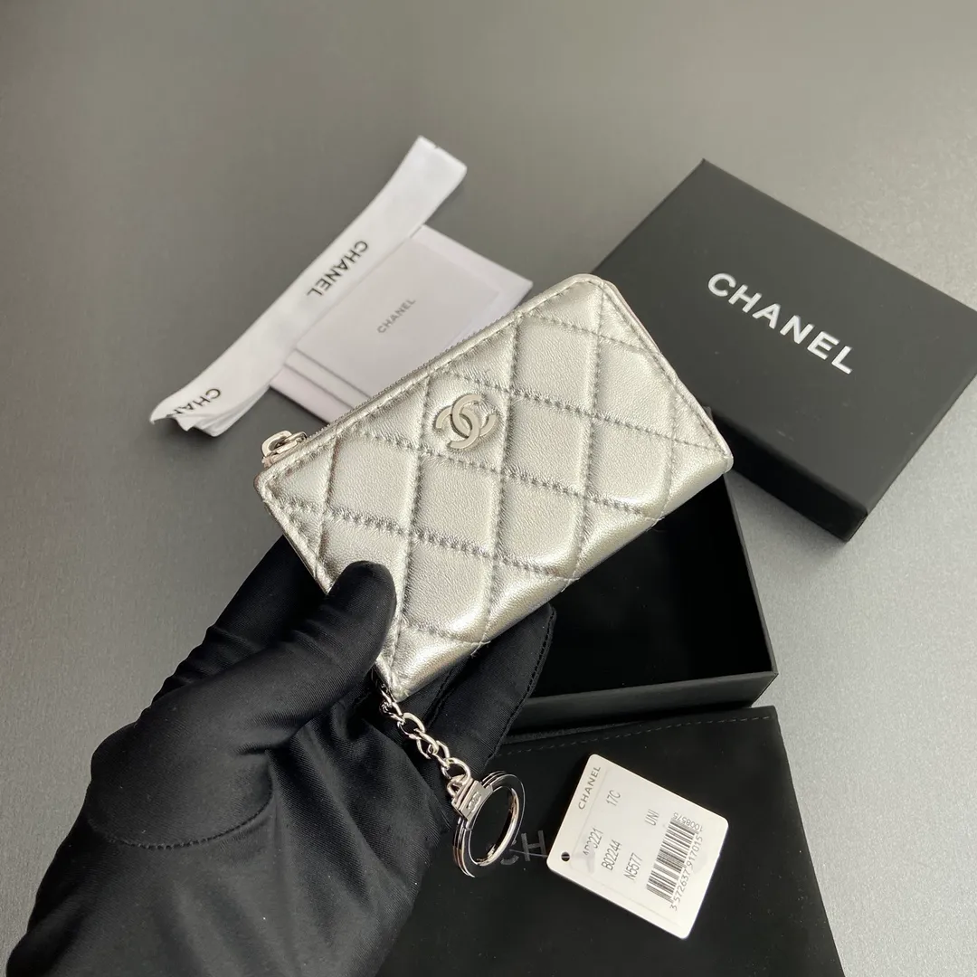 [Special grade hardware original leather] 💰320 Xiaoxiang small zipper bag card holder series Hook chain quilted card holder with iconic metal logo Silver tone metal hardware, special Italian imported leather 1 card slot wallet bag, 1 hook chain Number: 0221 Silver Sheep Silver Size: w11.5×h7.5×1.5cm