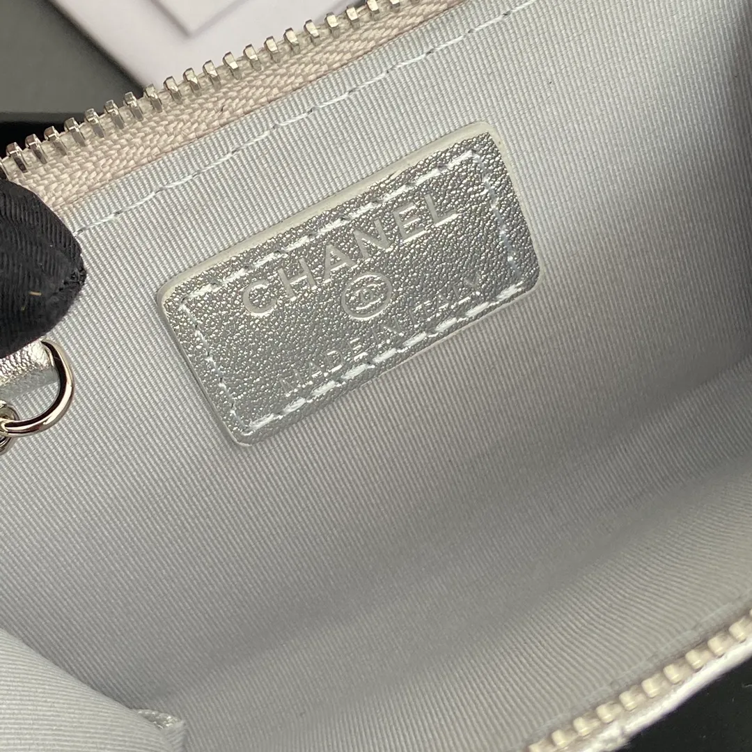 [Special grade hardware original leather] 💰320 Xiaoxiang small zipper bag card holder series Hook chain quilted card holder with iconic metal logo Silver tone metal hardware, special Italian imported leather 1 card slot wallet bag, 1 hook chain Number: 0221 Silver Sheep Silver Size: w11.5×h7.5×1.5cm