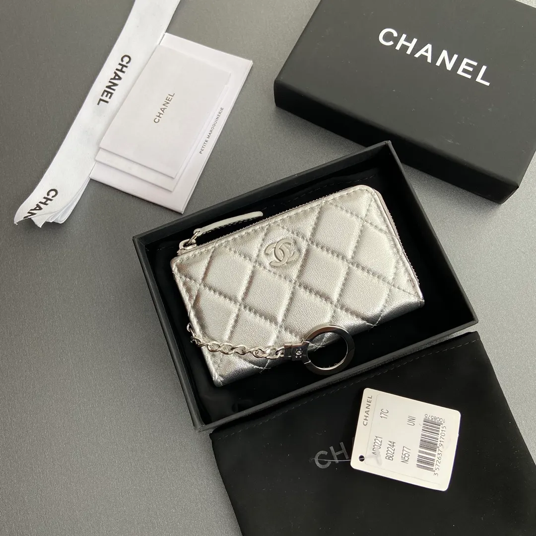 [Special grade hardware original leather] 💰320 Xiaoxiang small zipper bag card holder series Hook chain quilted card holder with iconic metal logo Silver tone metal hardware, special Italian imported leather 1 card slot wallet bag, 1 hook chain Number: 0221 Silver Sheep Silver Size: w11.5×h7.5×1.5cm