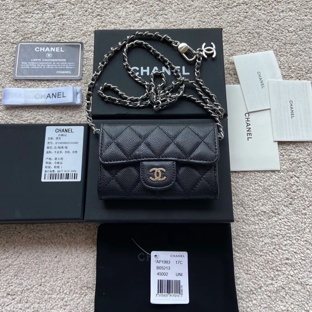 Xiaoxiang imported Italian leather Item number: AP3966 /A81081 (chain small card holder) 💰: 420 Size: w11×h7cm Color: black fine ball pattern silver steel mark hardware