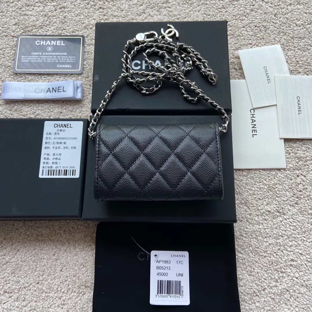 Xiaoxiang imported Italian leather Item number: AP3966 /A81081 (chain small card holder) 💰: 420 Size: w11×h7cm Color: black fine ball pattern silver steel mark hardware