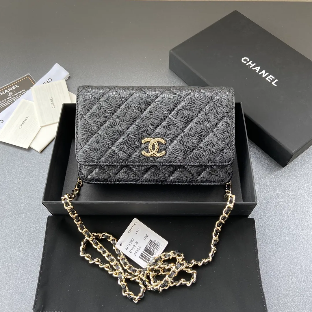 800💰Xiaoxiang imported Italian grained calfskin Item number: AP6360 Size: w20×h13×d3.5cm Color: Black fine grained gold steel mark