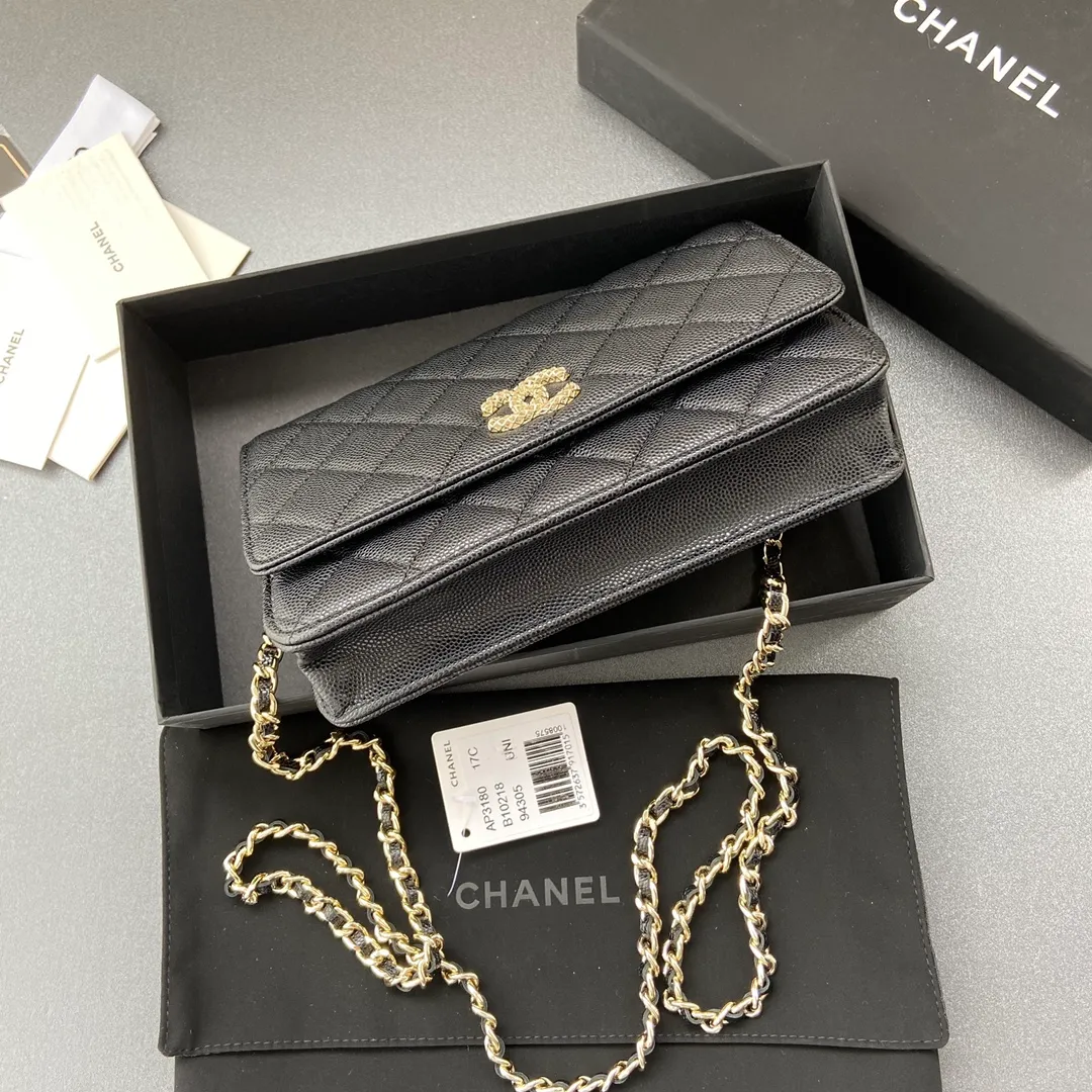 800💰Xiaoxiang imported Italian grained calfskin Item number: AP6360 Size: w20×h13×d3.5cm Color: Black fine grained gold steel mark