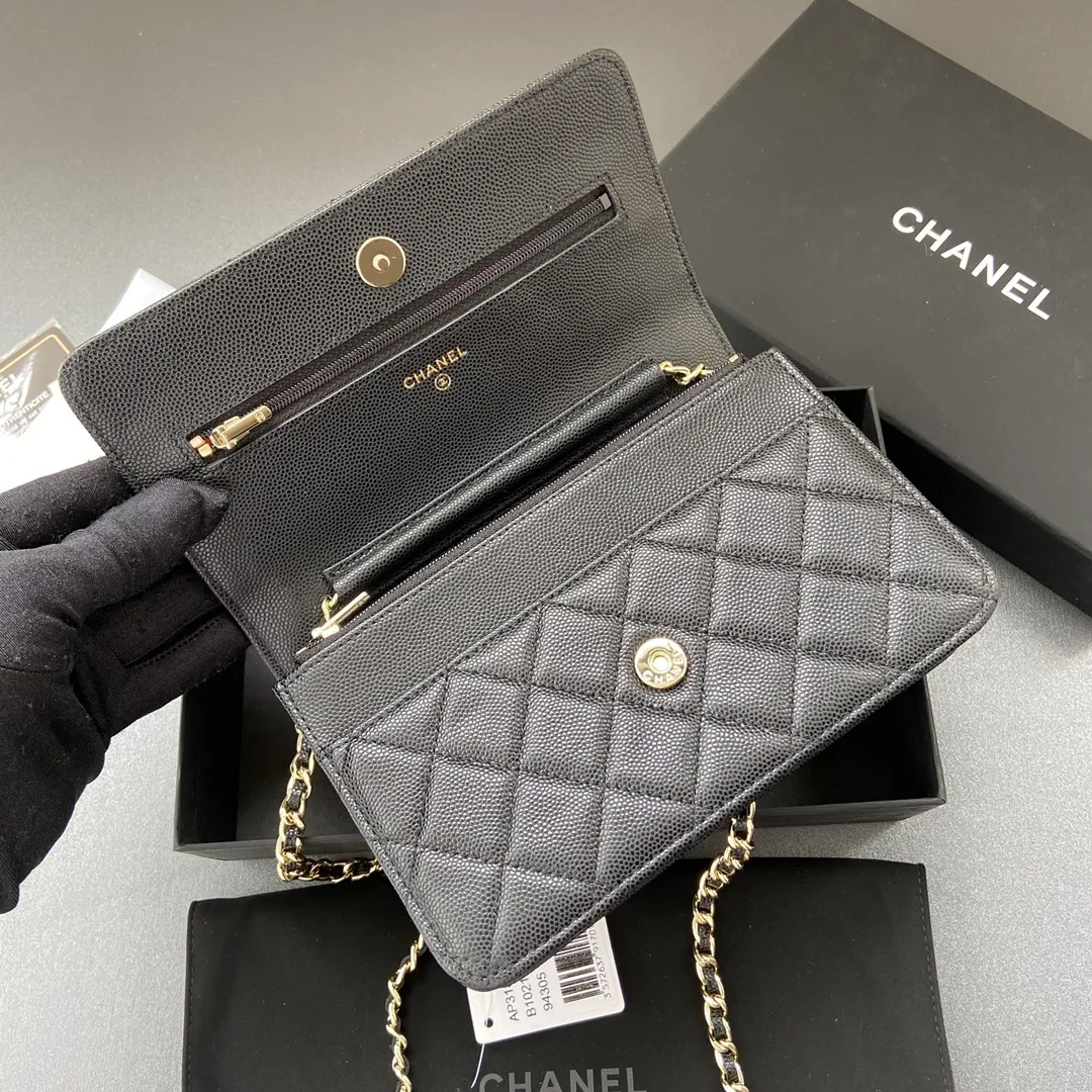 800💰Xiaoxiang imported Italian grained calfskin Item number: AP6360 Size: w20×h13×d3.5cm Color: Black fine grained gold steel mark