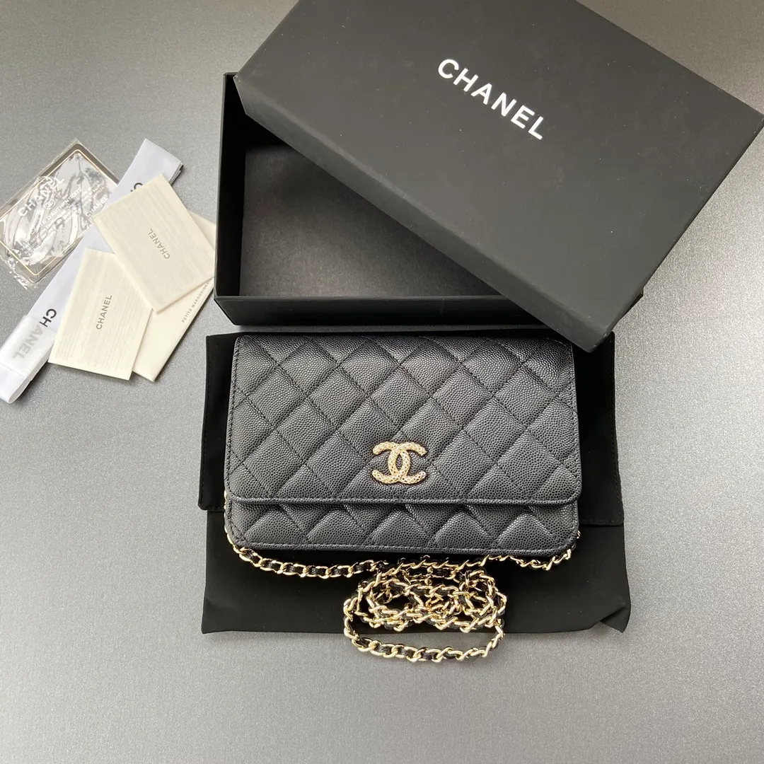 800💰Xiaoxiang imported Italian grained calfskin Item number: AP6360 Size: w20×h13×d3.5cm Color: Black fine grained gold steel mark