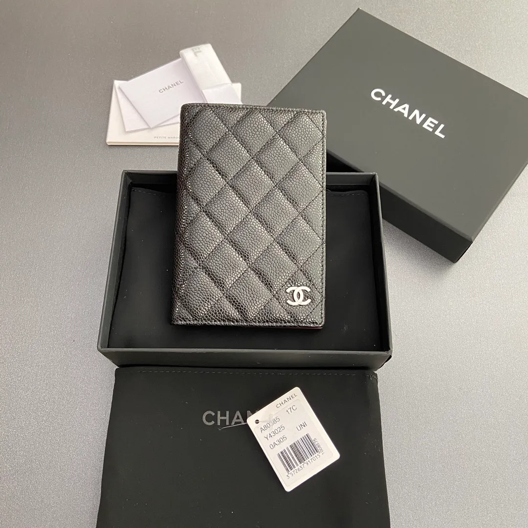 [Special grade hardware original leather] ¥280 Xiaoxiang Passport Holder Series Quilted card holder with iconic metal logo Silver tone metal hardware, special Italian imported leather 4 card slots, 1 passport holder Number: 80385 Size: w10×h15×d2cm