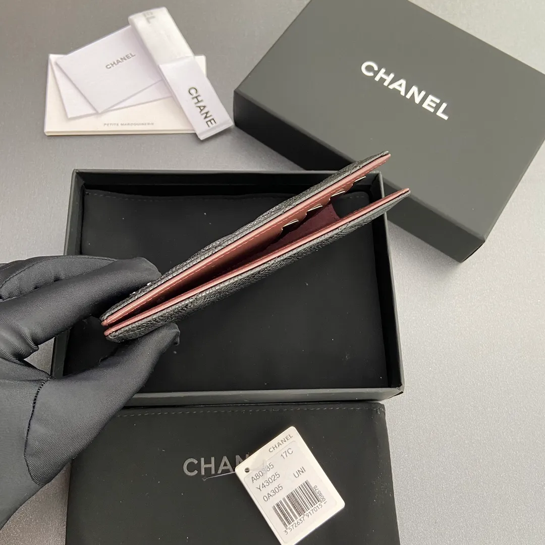 [Special grade hardware original leather] ¥280 Xiaoxiang Passport Holder Series Quilted card holder with iconic metal logo Silver tone metal hardware, special Italian imported leather 4 card slots, 1 passport holder Number: 80385 Size: w10×h15×d2cm