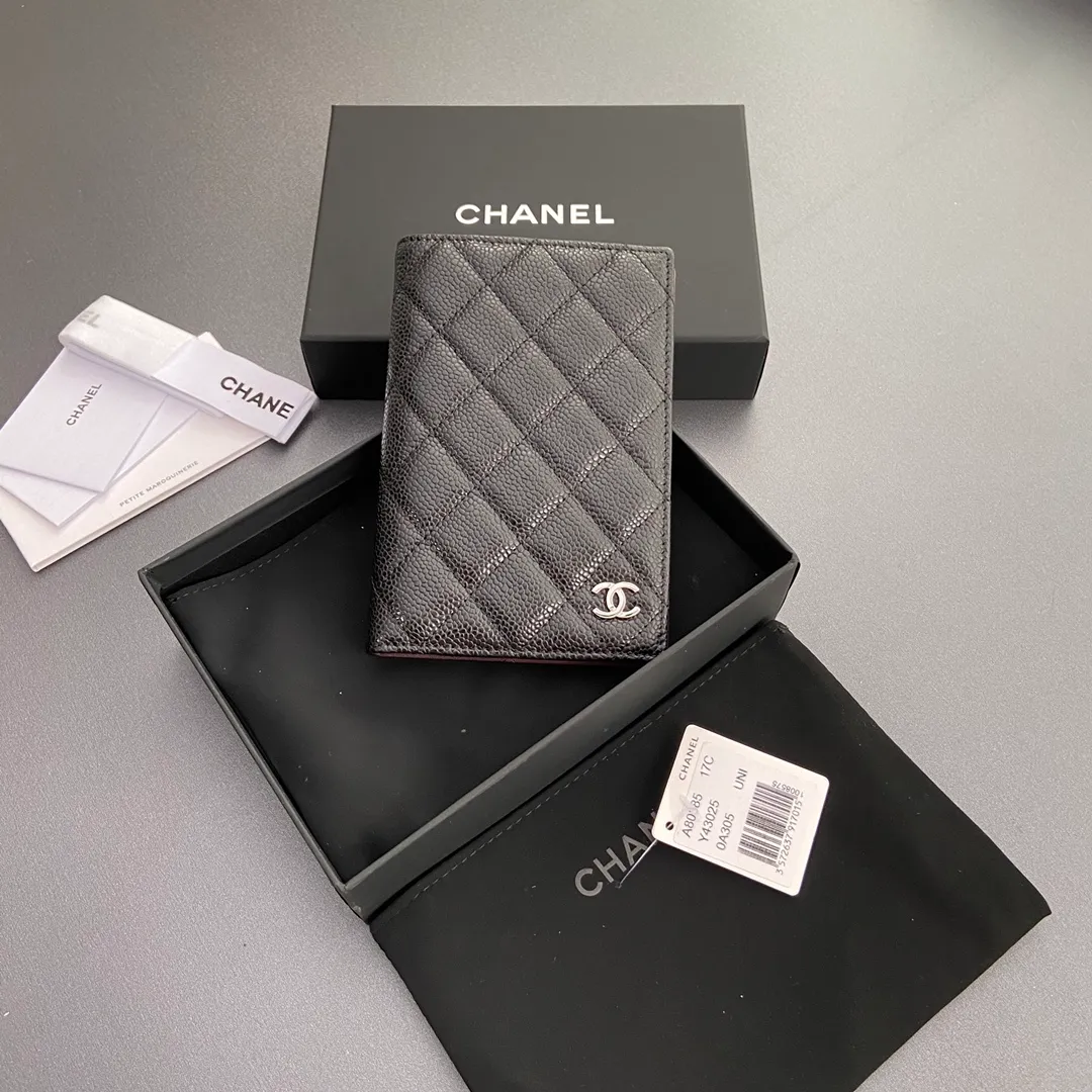 [Special grade hardware original leather] ¥280 Xiaoxiang Passport Holder Series Quilted card holder with iconic metal logo Silver tone metal hardware, special Italian imported leather 4 card slots, 1 passport holder Number: 80385 Size: w10×h15×d2cm