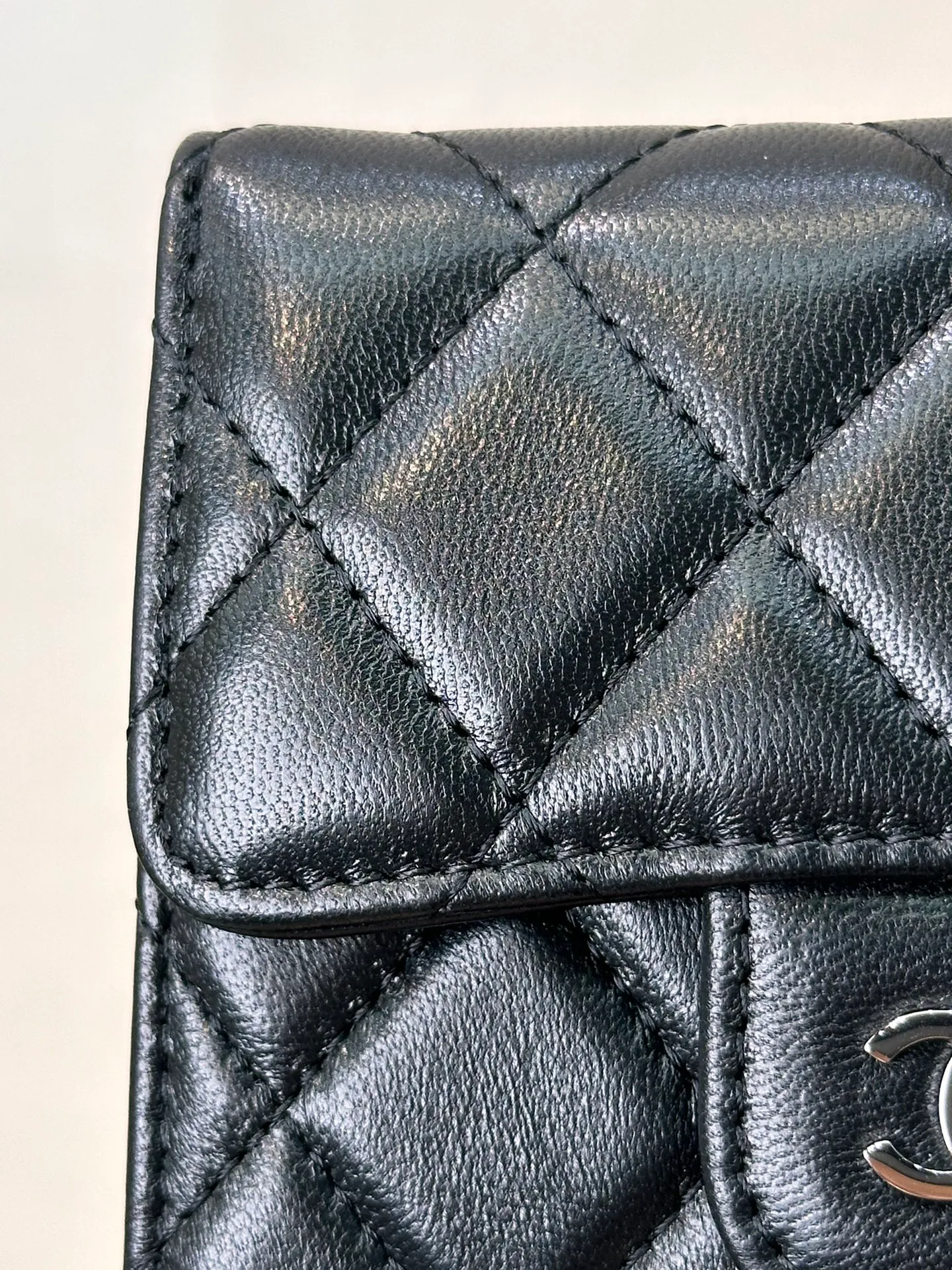 82288 Sheepskin real shot, you can experience it, high-end texture experience! The level of detail is perfect. The bag is made of lambskin fabric imported from Italy, ensuring that every rhombus is full and consistent! The rhombus patterns of the bags are all made using imported computer machines, ensuring 100% perfection and zero error!