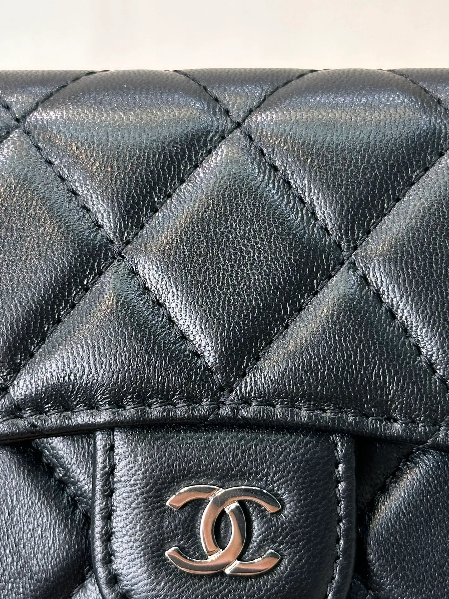 82288 Sheepskin real shot, you can experience it, high-end texture experience! The level of detail is perfect. The bag is made of lambskin fabric imported from Italy, ensuring that every rhombus is full and consistent! The rhombus patterns of the bags are all made using imported computer machines, ensuring 100% perfection and zero error!