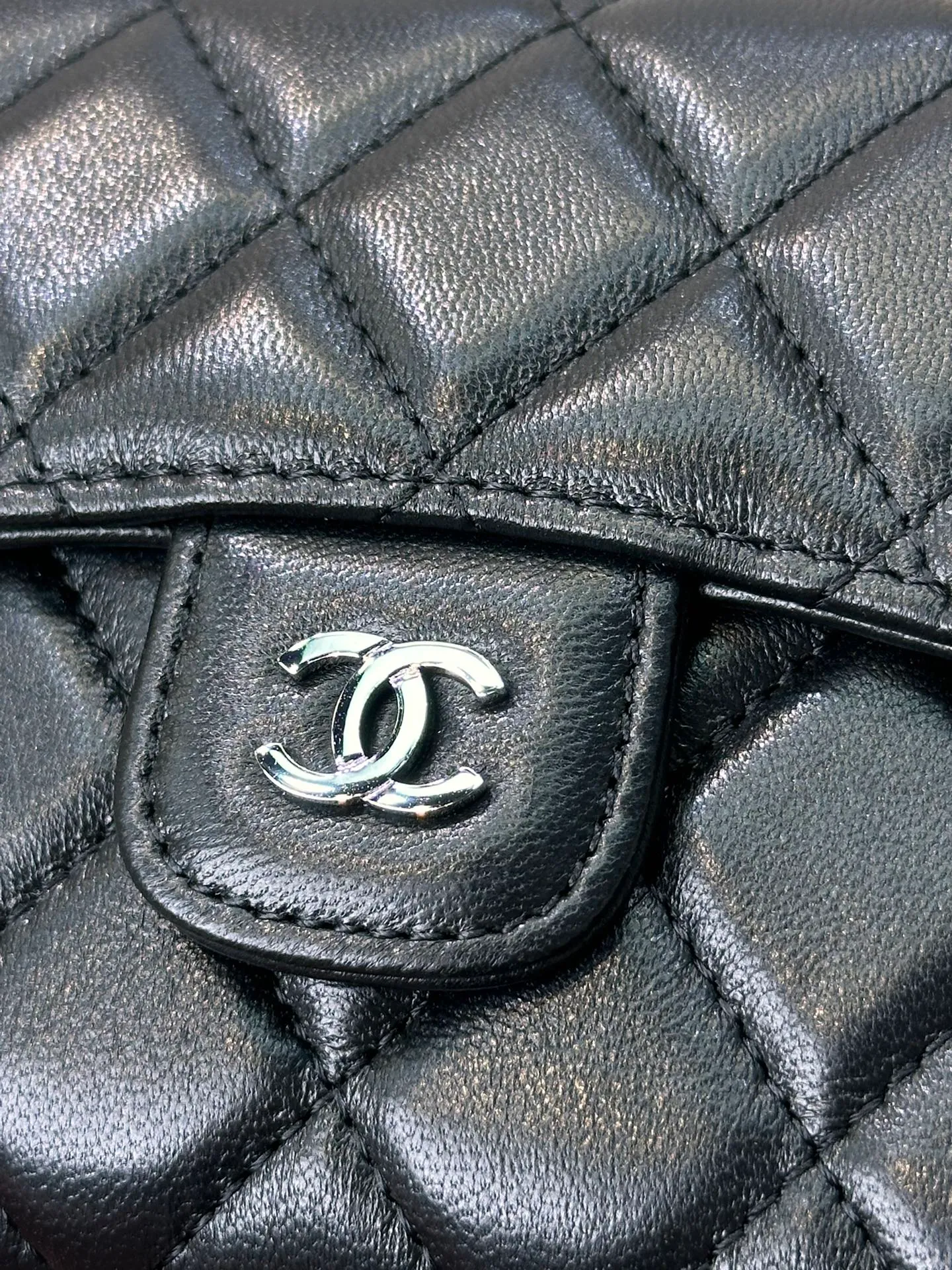 82288 Sheepskin real shot, you can experience it, high-end texture experience! The level of detail is perfect. The bag is made of lambskin fabric imported from Italy, ensuring that every rhombus is full and consistent! The rhombus patterns of the bags are all made using imported computer machines, ensuring 100% perfection and zero error!