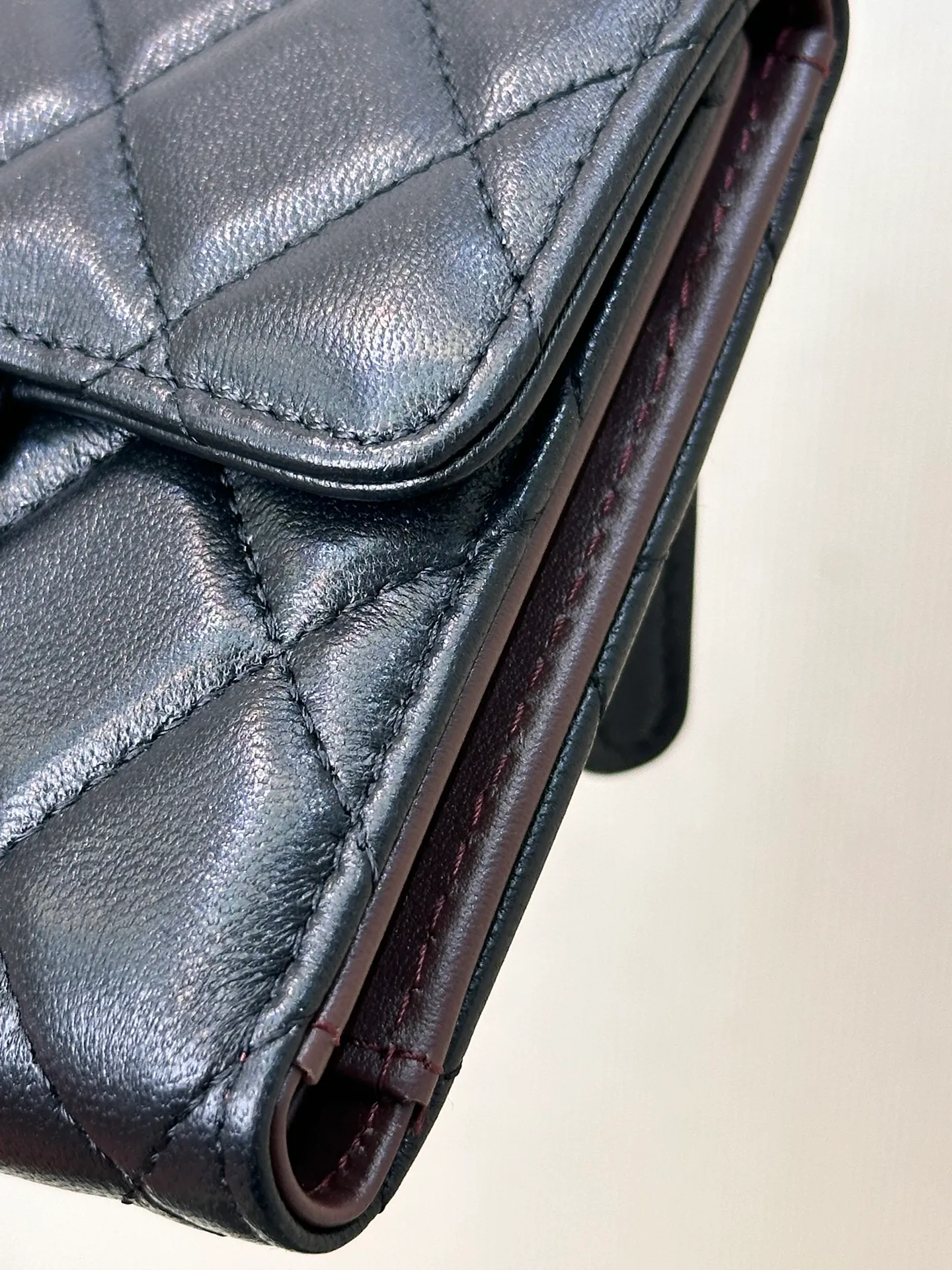 82288 Sheepskin real shot, you can experience it, high-end texture experience! The level of detail is perfect. The bag is made of lambskin fabric imported from Italy, ensuring that every rhombus is full and consistent! The rhombus patterns of the bags are all made using imported computer machines, ensuring 100% perfection and zero error!