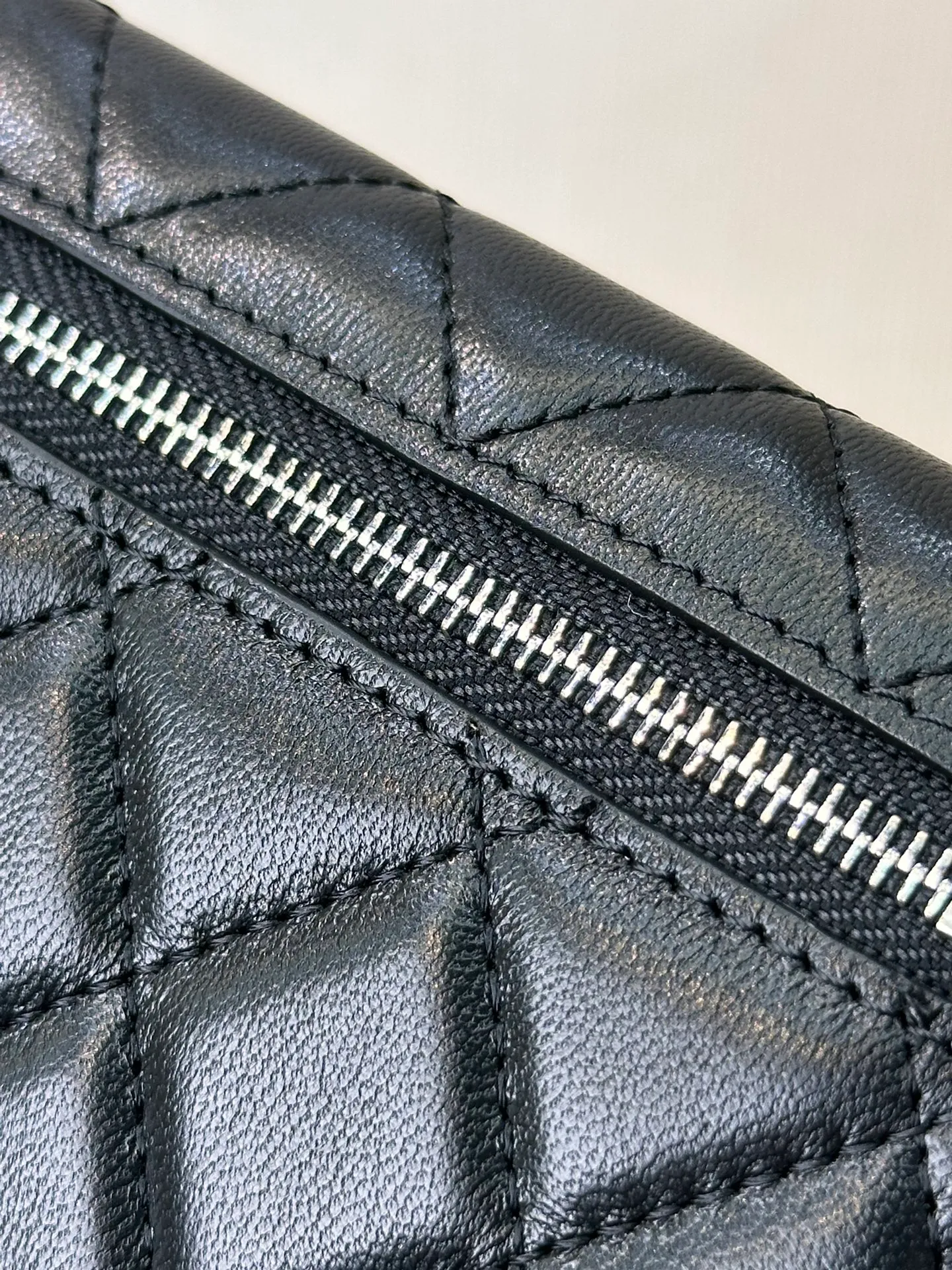 82288 Sheepskin real shot, you can experience it, high-end texture experience! The level of detail is perfect. The bag is made of lambskin fabric imported from Italy, ensuring that every rhombus is full and consistent! The rhombus patterns of the bags are all made using imported computer machines, ensuring 100% perfection and zero error!