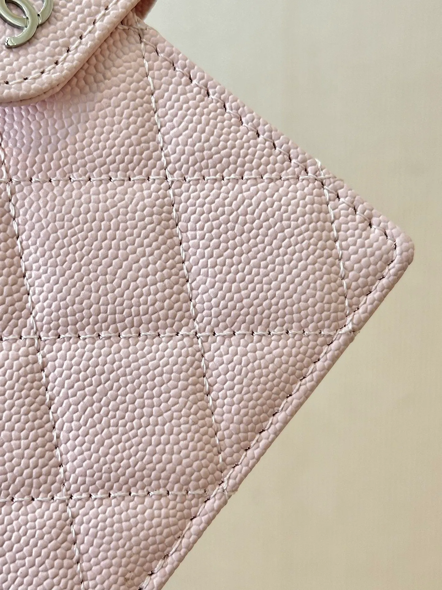96066 Caviar cowhide is enlarged for you to see... The graininess is full and clear enough. The texture of each bag is different, and the same is true for the counters! ! The grainy texture is all the same size but not the right version. Every rhombus is bulging, and the seams are very neat! ! The color is greasy and has a luxurious texture...