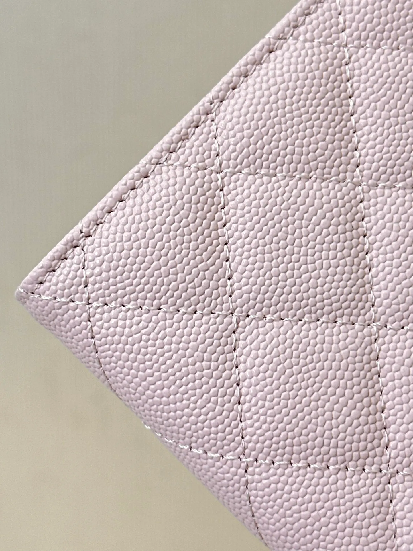 96066 Caviar cowhide is enlarged for you to see... The graininess is full and clear enough. The texture of each bag is different, and the same is true for the counters! ! The grainy texture is all the same size but not the right version. Every rhombus is bulging, and the seams are very neat! ! The color is greasy and has a luxurious texture...
