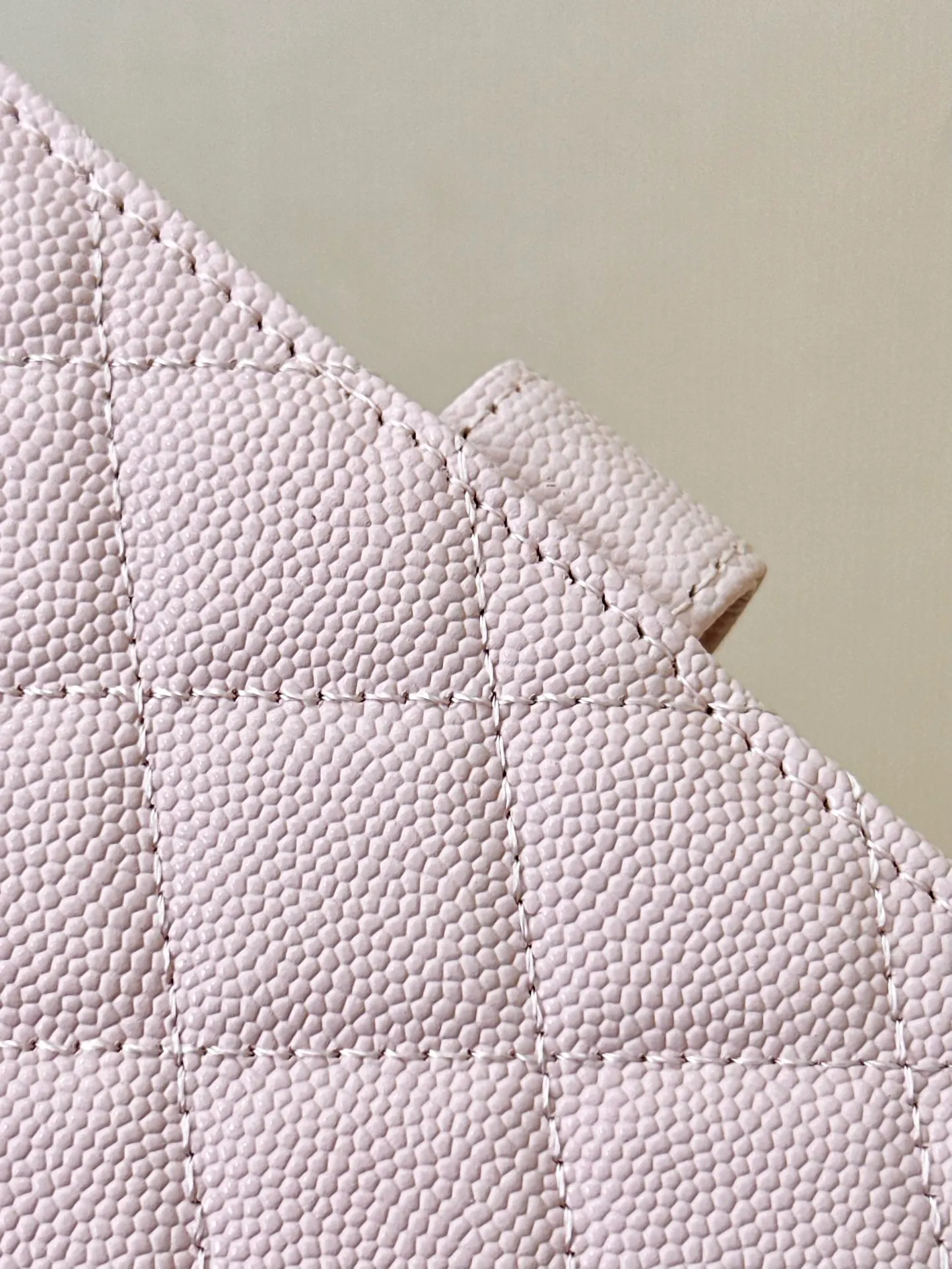 96066 Caviar cowhide is enlarged for you to see... The graininess is full and clear enough. The texture of each bag is different, and the same is true for the counters! ! The grainy texture is all the same size but not the right version. Every rhombus is bulging, and the seams are very neat! ! The color is greasy and has a luxurious texture...