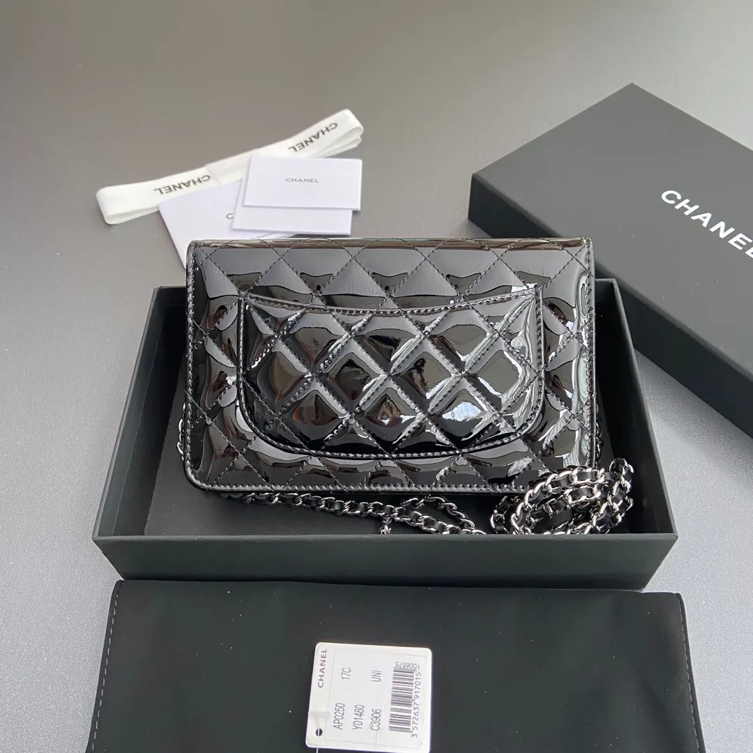 Xiaoxiang imported Italian patent leather calfskin Item No.: A0250 Price: 640 Size: w20×h13×d3.5cm Color: Black bright leather with silver steel mark