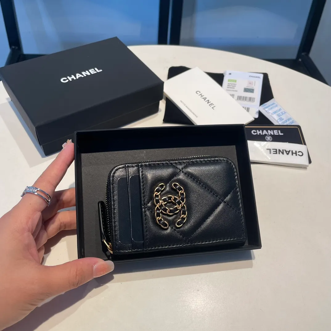 💰320😊Upgraded version💋🆕Ohanel new color🆕The latest zipper card holder with multiple card slots. The texture of goatskin is unparalleled. 😼The 19 series that is mainly recommended this season is a big rhombus with a strong retro style. I want to buy every color🧸 The logo is eye-catching and unique, the goatskin has a faint luster, and the temperament instantly ups and downs❣The fashionable style and style are also jointly created by Karl and Viard. The first series launched by the new artistic director will be a key recommendation of the brand from this year to next year, conveying the essence of the brand, with a full set of packaging 2701🍃size: 7.5*11cm