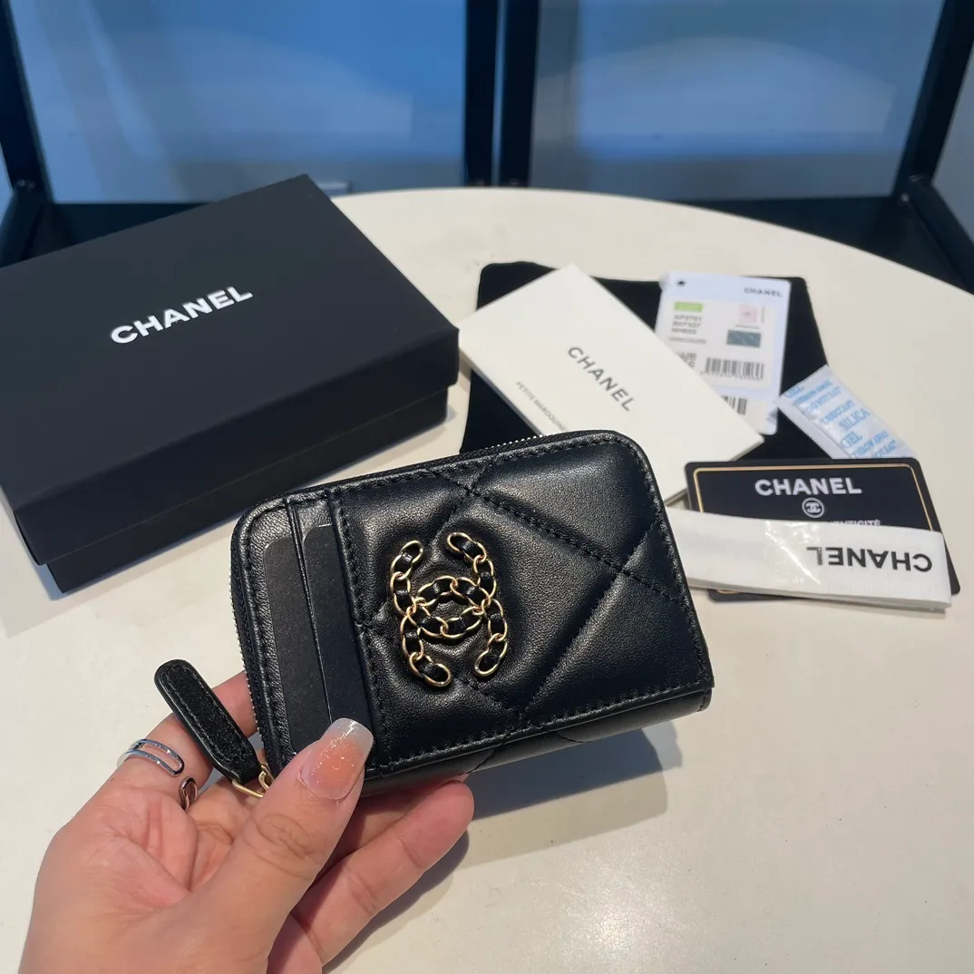 💰320😊Upgraded version💋🆕Ohanel new color🆕The latest zipper card holder with multiple card slots. The texture of goatskin is unparalleled. 😼The 19 series that is mainly recommended this season is a big rhombus with a strong retro style. I want to buy every color🧸 The logo is eye-catching and unique, the goatskin has a faint luster, and the temperament instantly ups and downs❣The fashionable style and style are also jointly created by Karl and Viard. The first series launched by the new artistic director will be a key recommendation of the brand from this year to next year, conveying the essence of the brand, with a full set of packaging 2701🍃size: 7.5*11cm