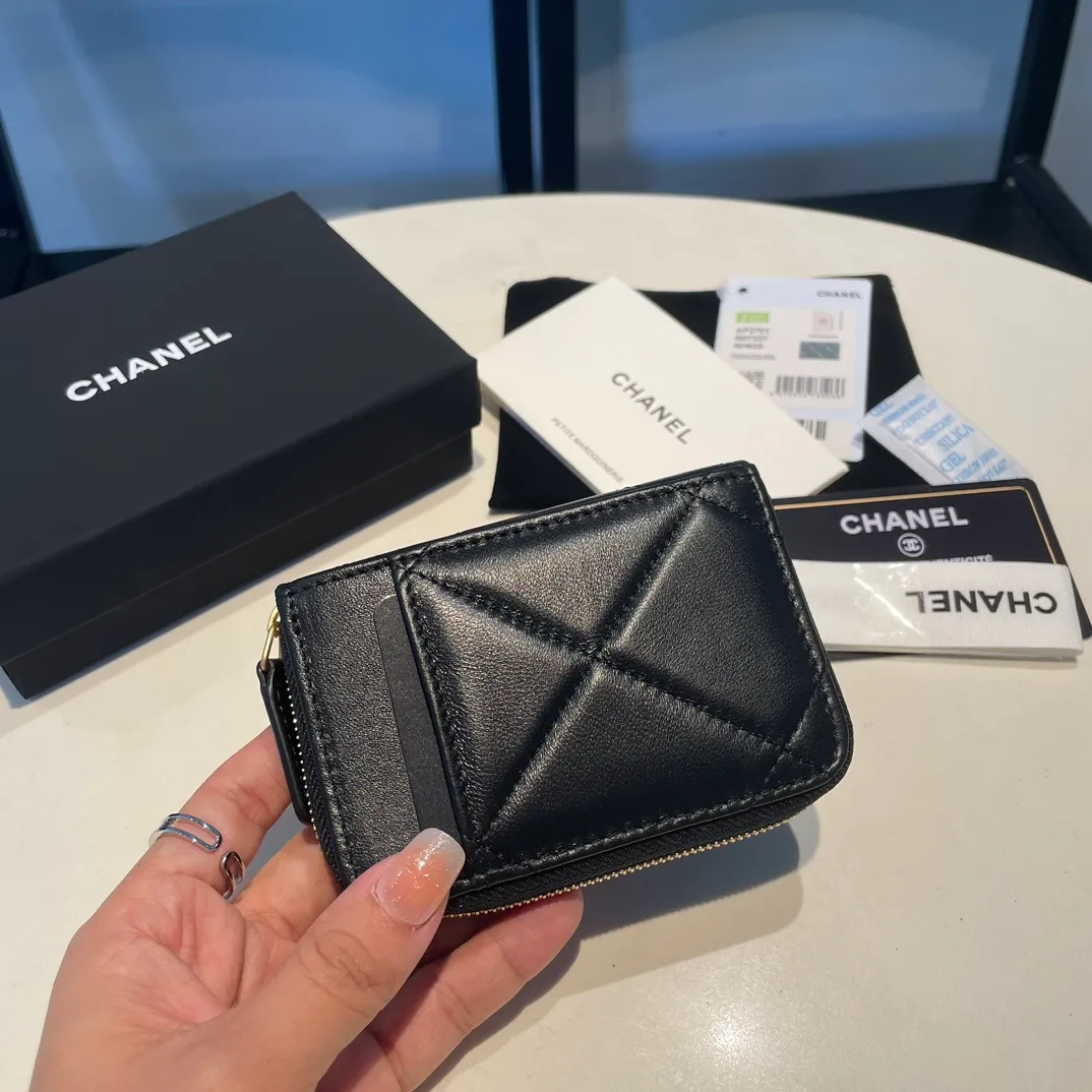 💰320😊Upgraded version💋🆕Ohanel new color🆕The latest zipper card holder with multiple card slots. The texture of goatskin is unparalleled. 😼The 19 series that is mainly recommended this season is a big rhombus with a strong retro style. I want to buy every color🧸 The logo is eye-catching and unique, the goatskin has a faint luster, and the temperament instantly ups and downs❣The fashionable style and style are also jointly created by Karl and Viard. The first series launched by the new artistic director will be a key recommendation of the brand from this year to next year, conveying the essence of the brand, with a full set of packaging 2701🍃size: 7.5*11cm