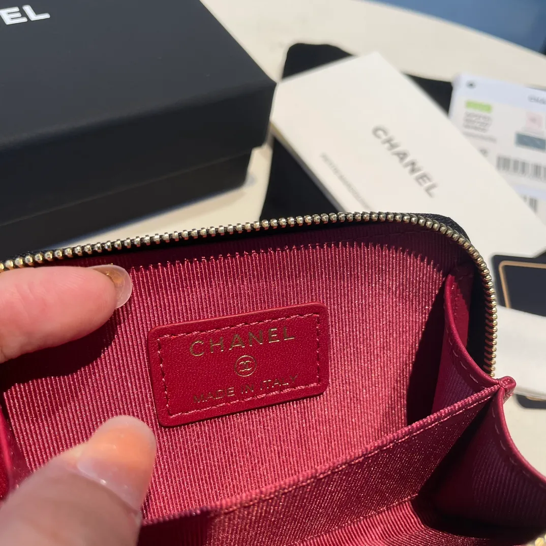 💰320😊Upgraded version💋🆕Ohanel new color🆕The latest zipper card holder with multiple card slots. The texture of goatskin is unparalleled. 😼The 19 series that is mainly recommended this season is a big rhombus with a strong retro style. I want to buy every color🧸 The logo is eye-catching and unique, the goatskin has a faint luster, and the temperament instantly ups and downs❣The fashionable style and style are also jointly created by Karl and Viard. The first series launched by the new artistic director will be a key recommendation of the brand from this year to next year, conveying the essence of the brand, with a full set of packaging 2701🍃size: 7.5*11cm