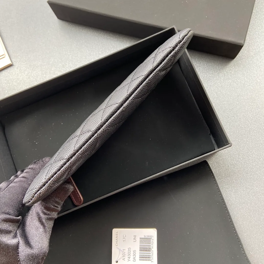 400💰Xiaoxiang imported Italian grained calfskin Item number: A1071 Size: w20×h12×d1.5 Color: black fine ball grain leather with silver steel mark