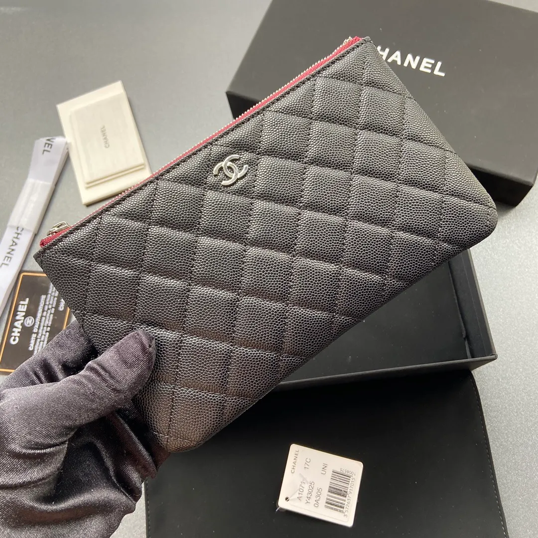 400💰Xiaoxiang imported Italian grained calfskin Item number: A1071 Size: w20×h12×d1.5 Color: black fine ball grain leather with silver steel mark