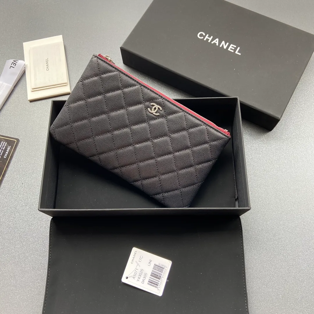 400💰Xiaoxiang imported Italian grained calfskin Item number: A1071 Size: w20×h12×d1.5 Color: black fine ball grain leather with silver steel mark