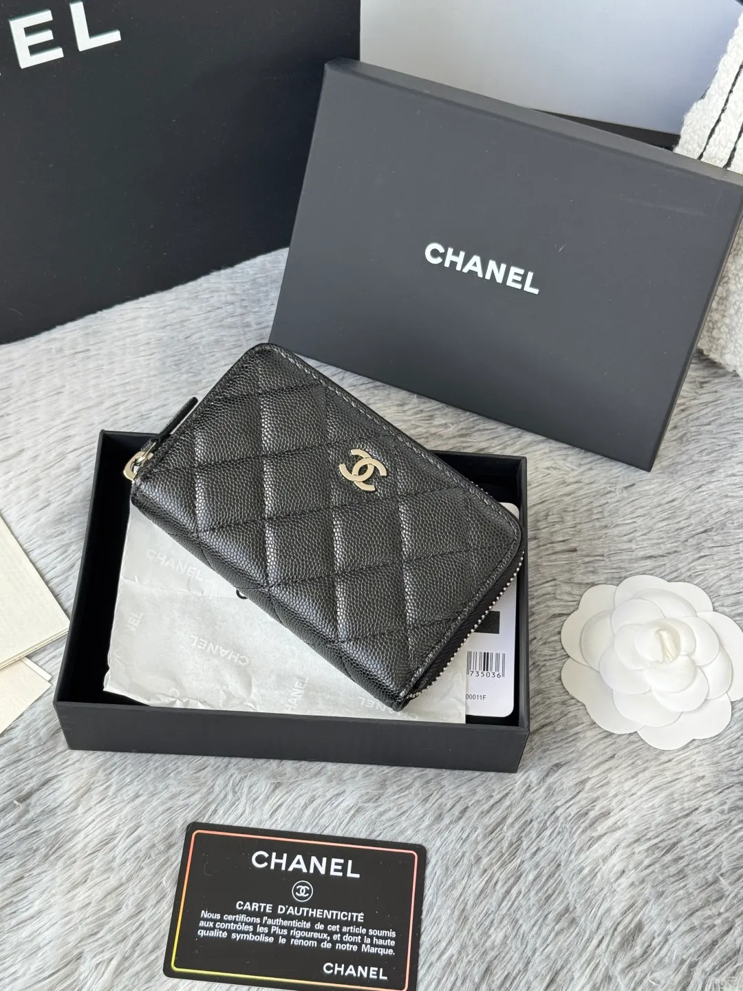 Medium size 💰360💰 finally arrived, chanel 25c oversized zipper bag with zipper inside. First place to eat melon. Large black gold cow coin purse with inner zipper. Made of caviar cowhide. Ginza sa is great. Enthusiastic and patient. I picked up a bunch of black gold card holders. There are several popular coin purses. I went for the L-shaped zipper coin purse. I tried it on the spot. My nails are a little difficult to insert cards. The 25c model is enlarged and looks great. The upgraded version is very practical. Buy it quickly! chanel25c chanel coin purse chanel card holder card holder recommended zipper coin purse chanel number: 3686 (0112) 25c size: 12*5cmx8cmx2cm