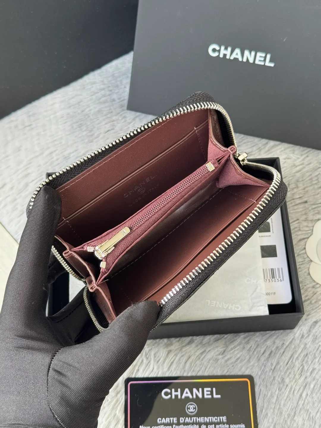 Medium size 💰360💰 finally arrived, chanel 25c oversized zipper bag with zipper inside. First place to eat melon. Large black gold cow coin purse with inner zipper. Made of caviar cowhide. Ginza sa is great. Enthusiastic and patient. I picked up a bunch of black gold card holders. There are several popular coin purses. I went for the L-shaped zipper coin purse. I tried it on the spot. My nails are a little difficult to insert cards. The 25c model is enlarged and looks great. The upgraded version is very practical. Buy it quickly! chanel25c chanel coin purse chanel card holder card holder recommended zipper coin purse chanel number: 3686 (0112) 25c size: 12*5cmx8cmx2cm