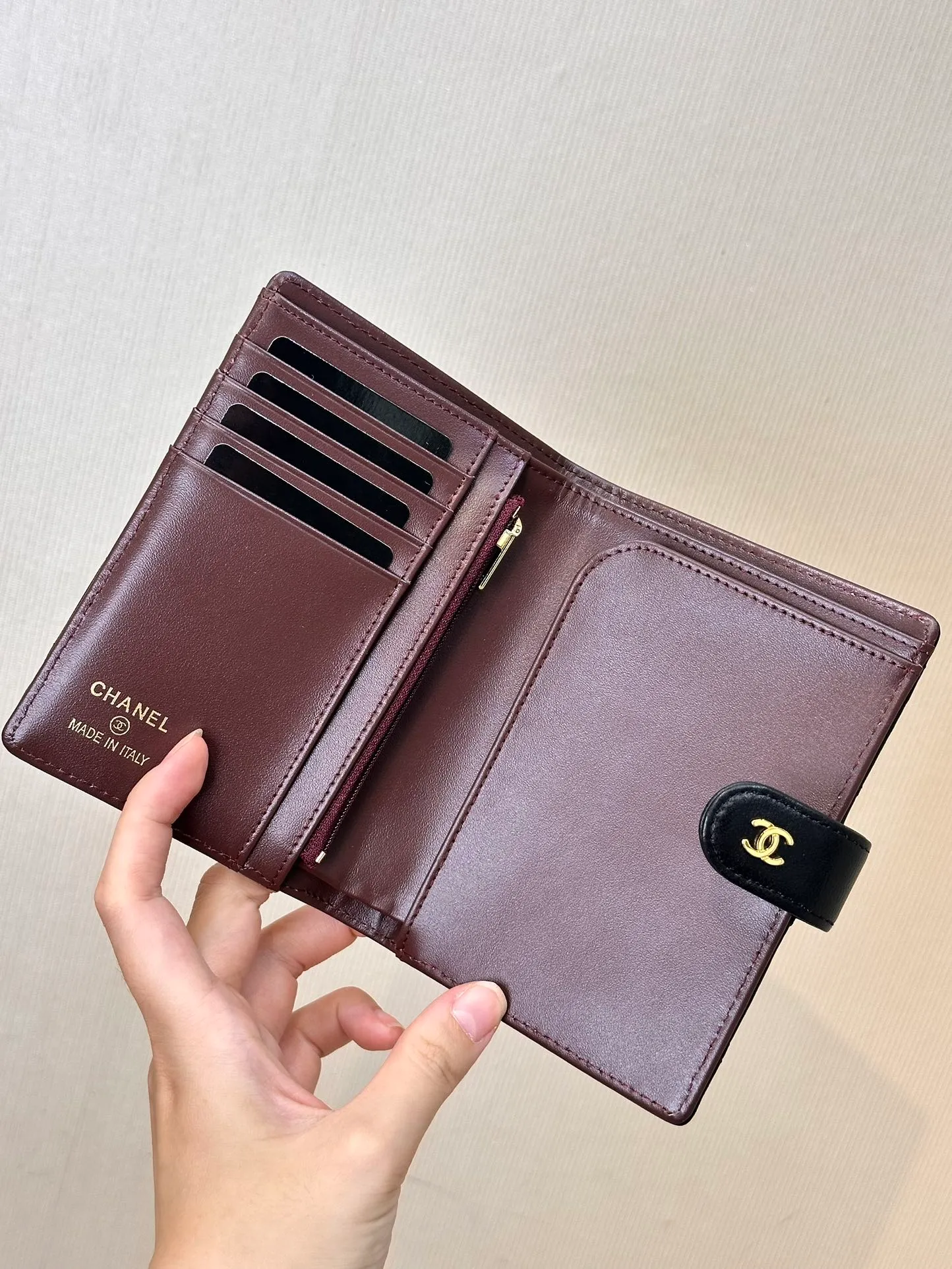 96066 The outer opening and closing part is decorated with classic silver double Cs and 24K real gold plating, which is smooth and delicate! Feel free to compare any details!  The interior is made of burgundy calfskin. The leather has a glossy feel and a clear and delicate texture. It has various card slots on the side and an anti-counterfeiting code design on the inside.