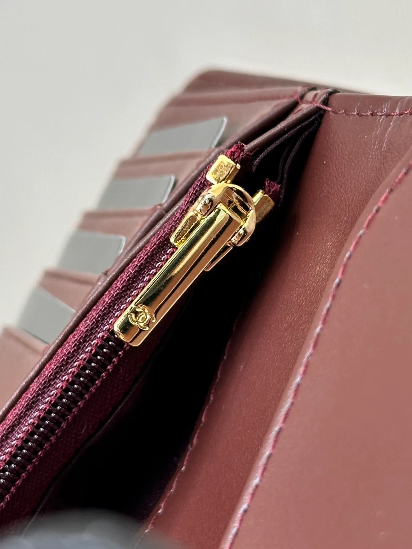96066 The outer opening and closing part is decorated with classic silver double Cs and 24K real gold plating, which is smooth and delicate! Feel free to compare any details!  The interior is made of burgundy calfskin. The leather has a glossy feel and a clear and delicate texture. It has various card slots on the side and an anti-counterfeiting code design on the inside.