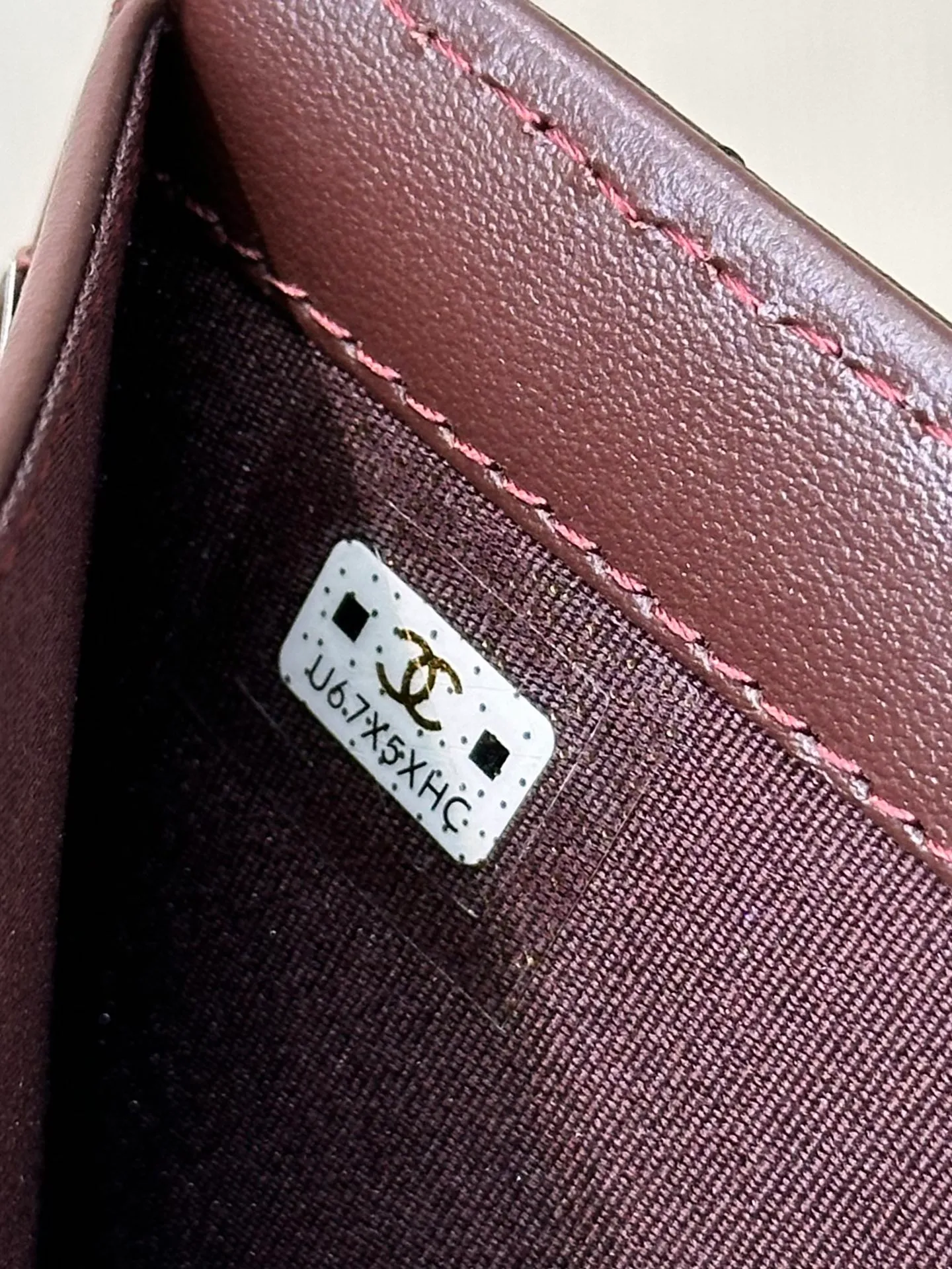 96066 The outer opening and closing part is decorated with classic silver double Cs and 24K real gold plating, which is smooth and delicate! Feel free to compare any details!  The interior is made of burgundy calfskin. The leather has a glossy feel and a clear and delicate texture. It has various card slots on the side and an anti-counterfeiting code design on the inside.