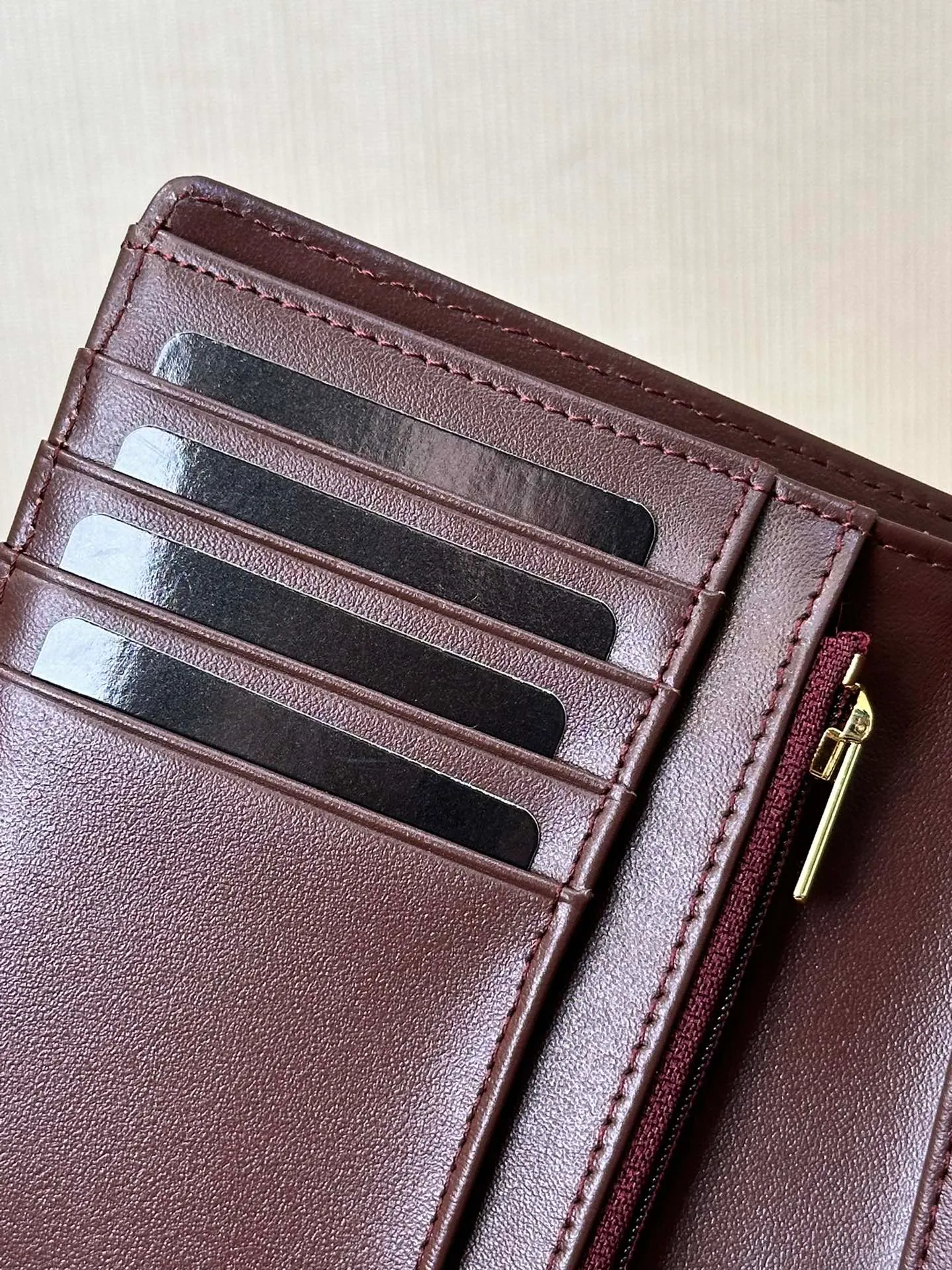 96066 The outer opening and closing part is decorated with classic silver double Cs and 24K real gold plating, which is smooth and delicate! Feel free to compare any details!  The interior is made of burgundy calfskin. The leather has a glossy feel and a clear and delicate texture. It has various card slots on the side and an anti-counterfeiting code design on the inside.