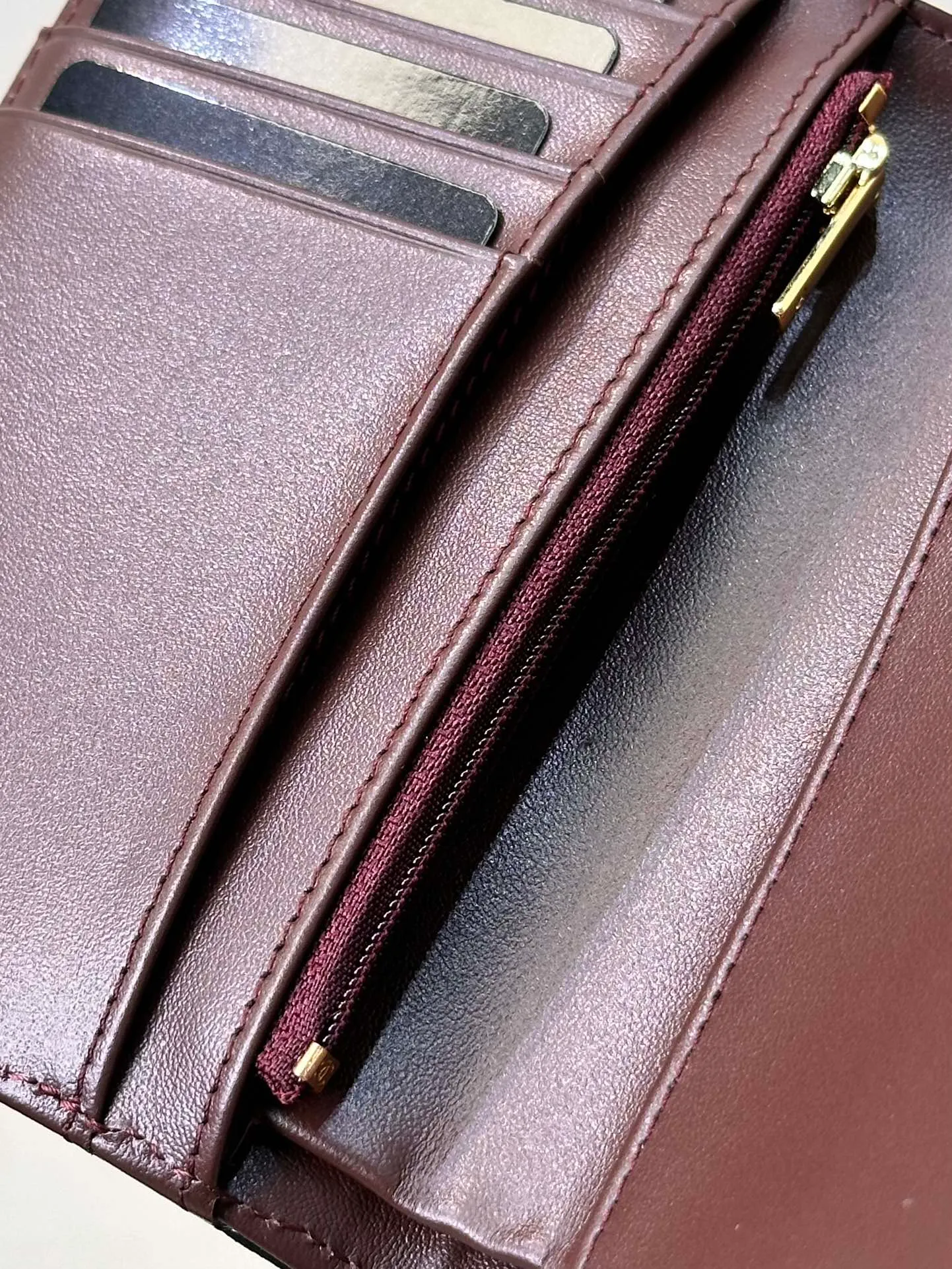 96066 The outer opening and closing part is decorated with classic silver double Cs and 24K real gold plating, which is smooth and delicate! Feel free to compare any details!  The interior is made of burgundy calfskin. The leather has a glossy feel and a clear and delicate texture. It has various card slots on the side and an anti-counterfeiting code design on the inside.