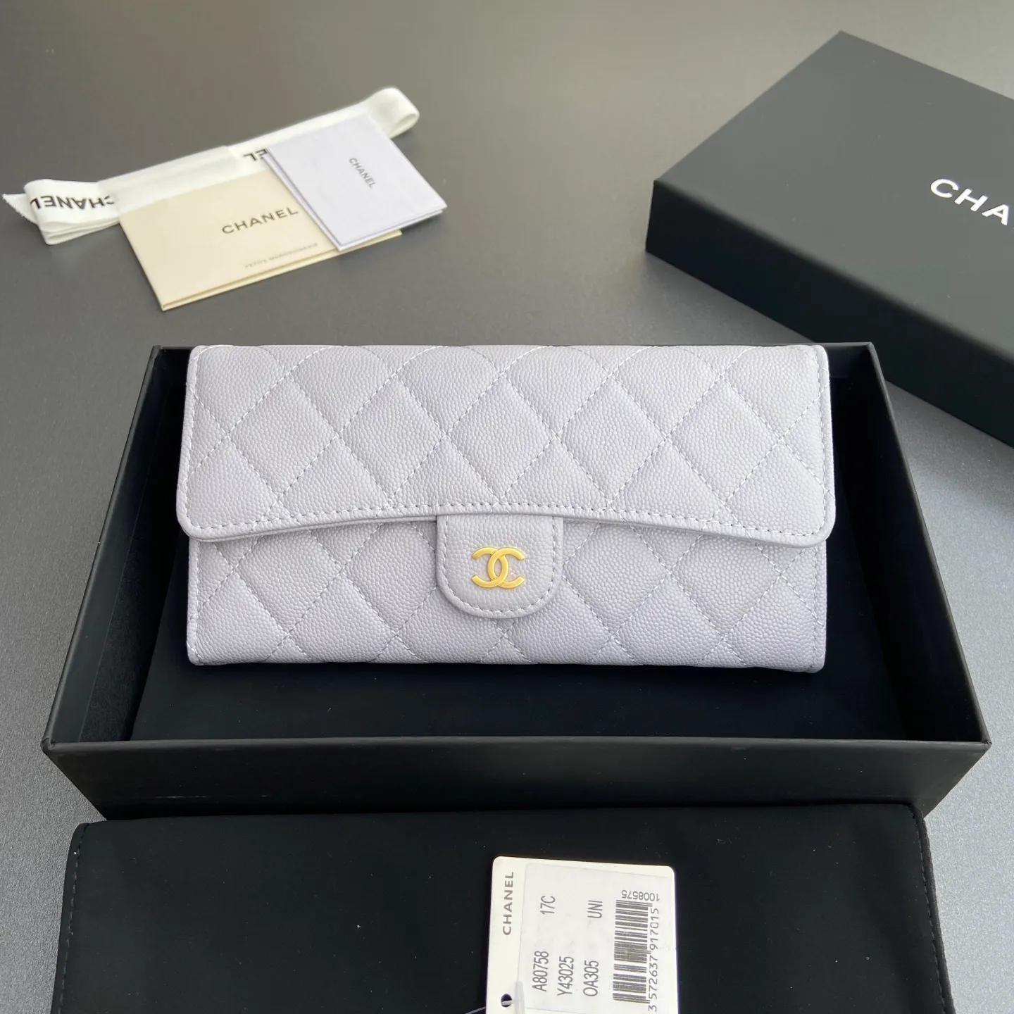 Xiaoxiang imported Italian grained calfskin Item number: A80758 Price: 460 Size: w19×h10.5×3cm Color: Light purple fine ball grain leather Golden steel mark