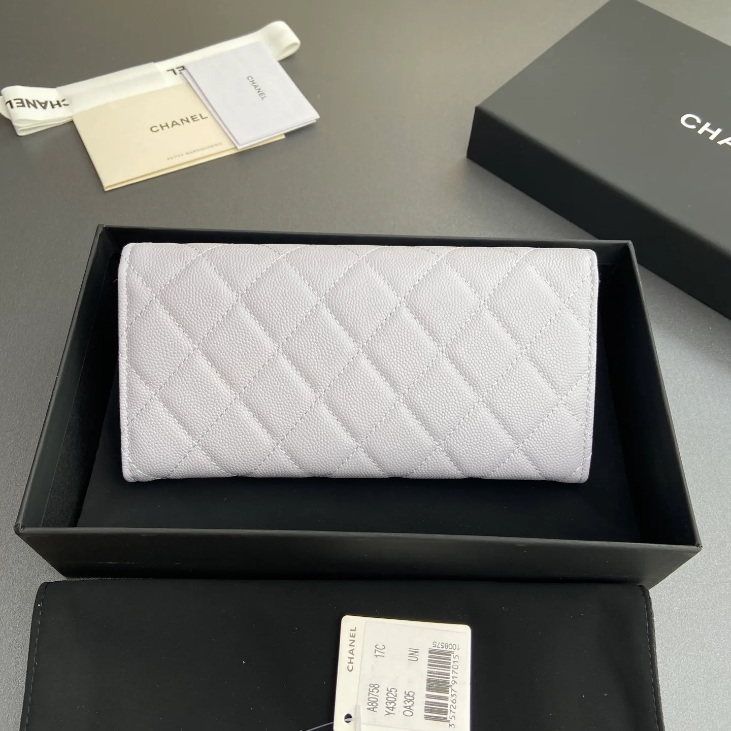 Xiaoxiang imported Italian grained calfskin Item number: A80758 Price: 460 Size: w19×h10.5×3cm Color: Light purple fine ball grain leather Golden steel mark