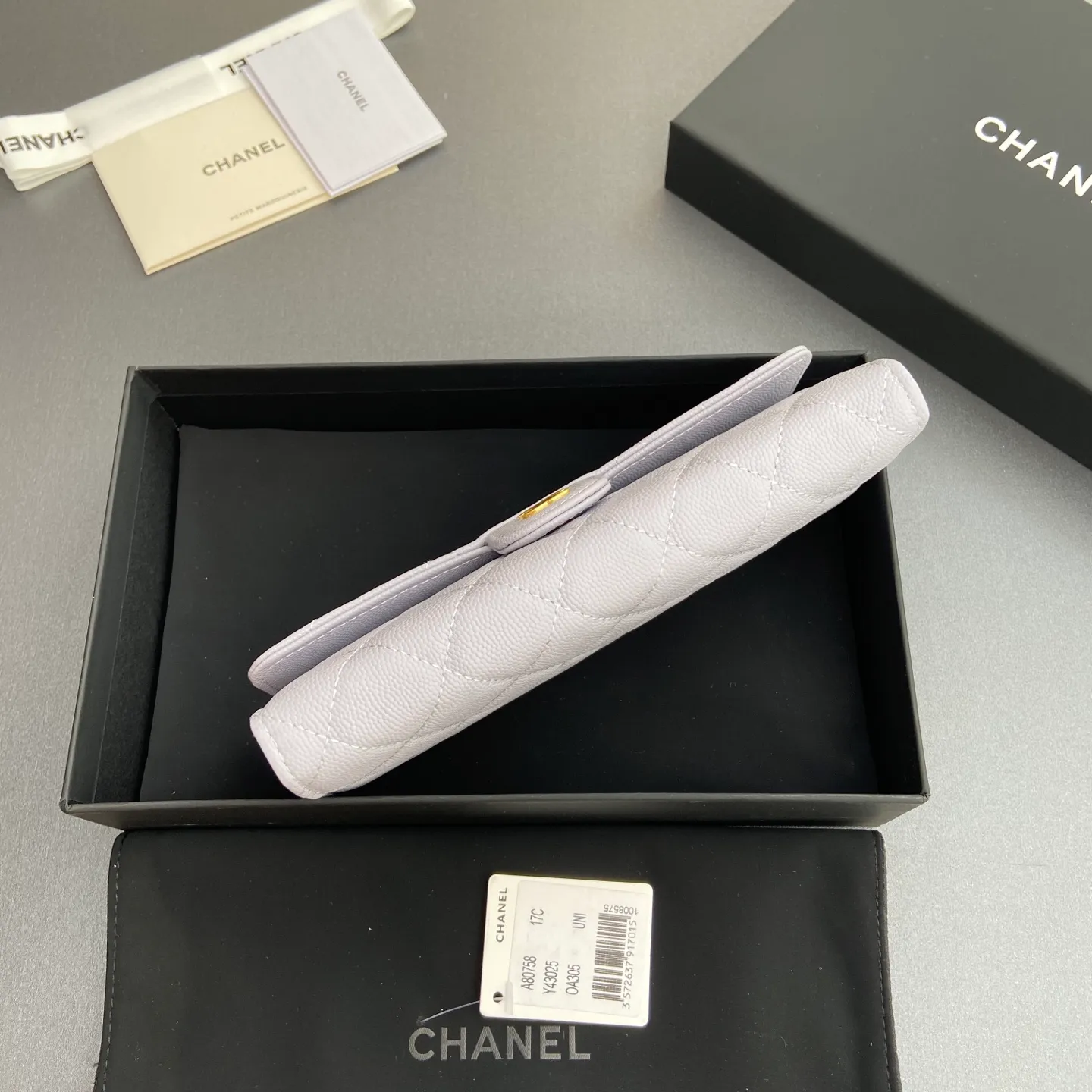 Xiaoxiang imported Italian grained calfskin Item number: A80758 Price: 460 Size: w19×h10.5×3cm Color: Light purple fine ball grain leather Golden steel mark