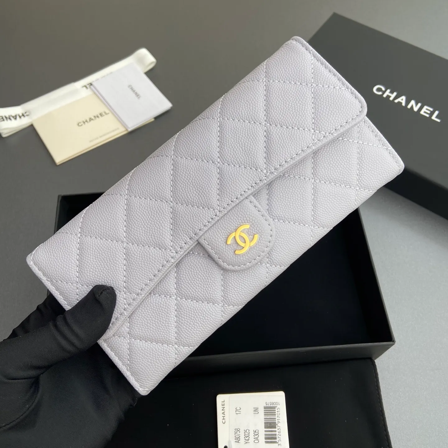 Xiaoxiang imported Italian grained calfskin Item number: A80758 Price: 460 Size: w19×h10.5×3cm Color: Light purple fine ball grain leather Golden steel mark