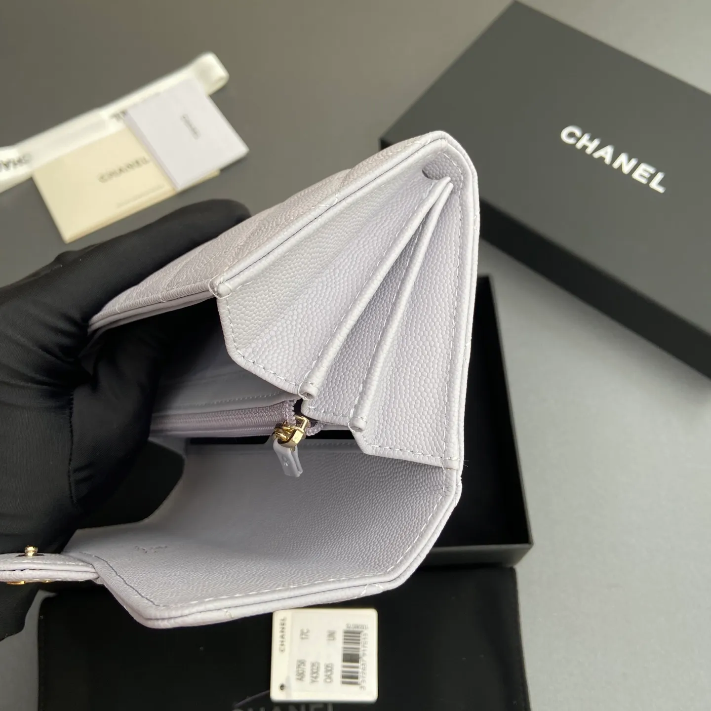 Xiaoxiang imported Italian grained calfskin Item number: A80758 Price: 460 Size: w19×h10.5×3cm Color: Light purple fine ball grain leather Golden steel mark