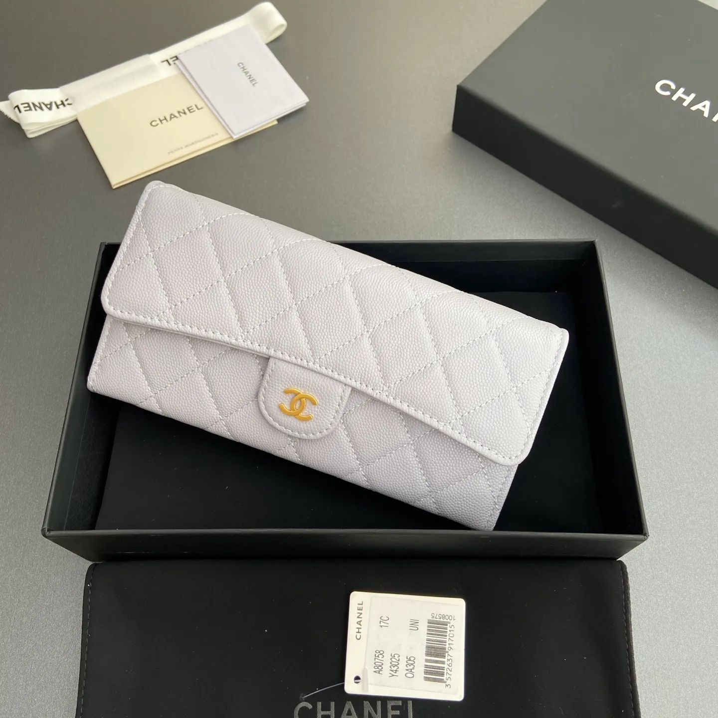 Xiaoxiang imported Italian grained calfskin Item number: A80758 Price: 460 Size: w19×h10.5×3cm Color: Light purple fine ball grain leather Golden steel mark