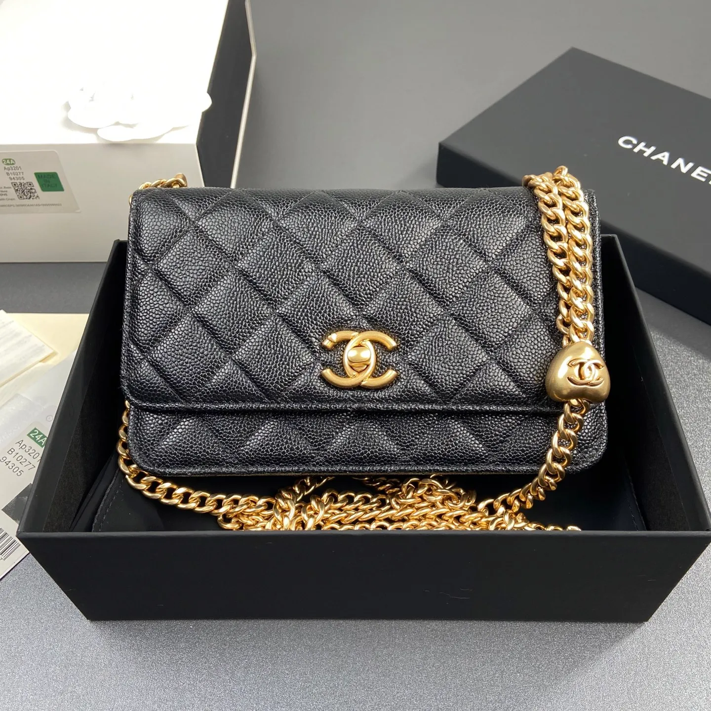 Xiaoxiang imported Italian lambskin [upgraded version] Item number: AP6402 Price: 920 Size: w20×h13×d3.5cm Color: black fine ball pattern gold hardware