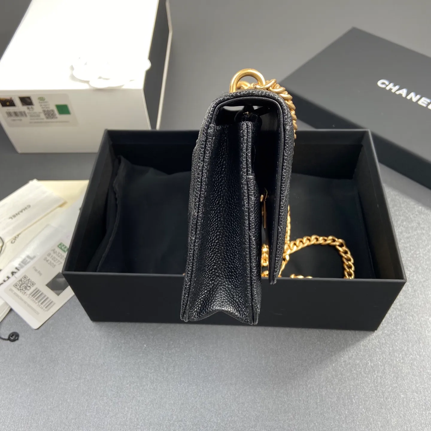 Xiaoxiang imported Italian lambskin [upgraded version] Item number: AP6402 Price: 920 Size: w20×h13×d3.5cm Color: black fine ball pattern gold hardware